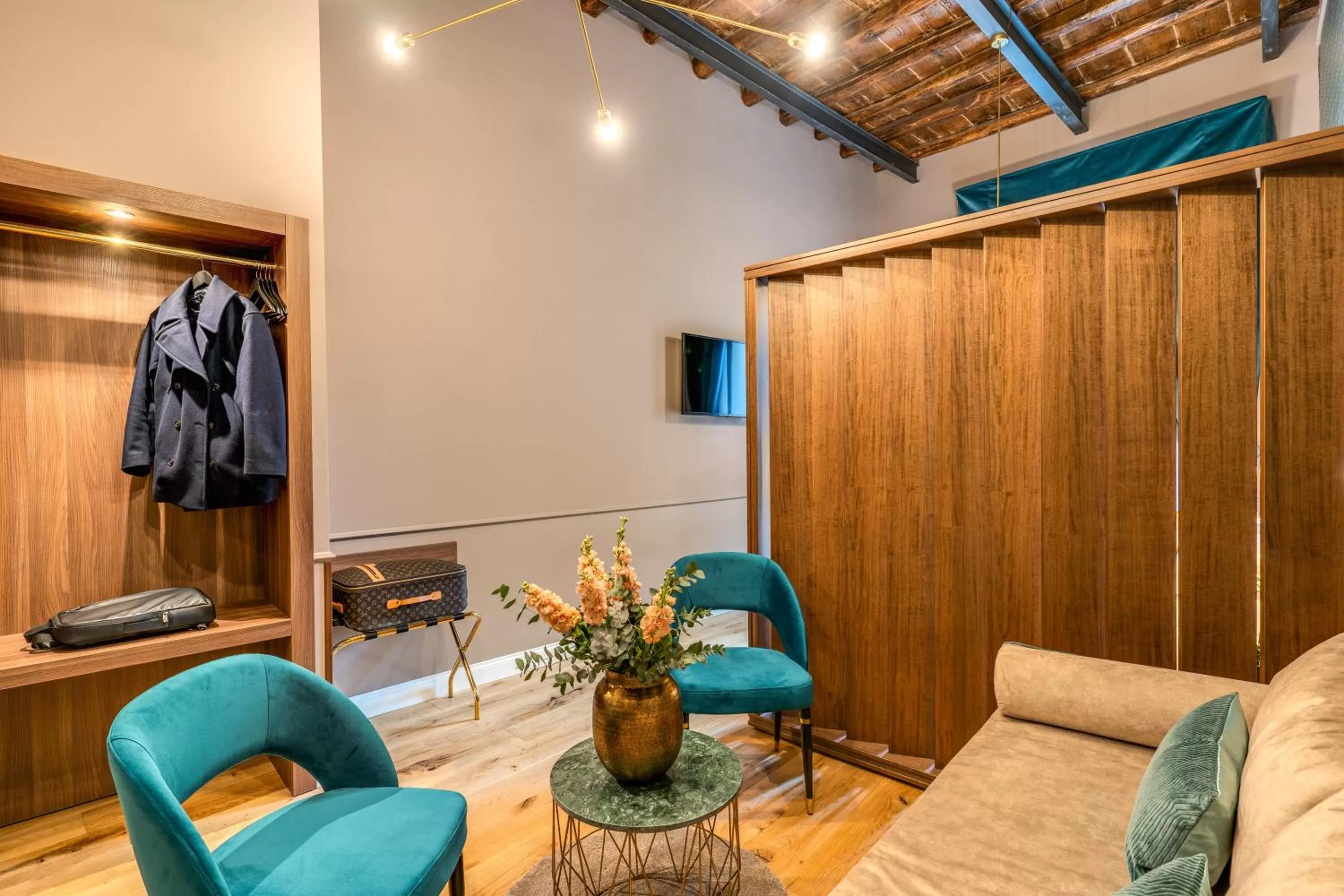 Bed in Tree Charme Parliament Boutique Hotel