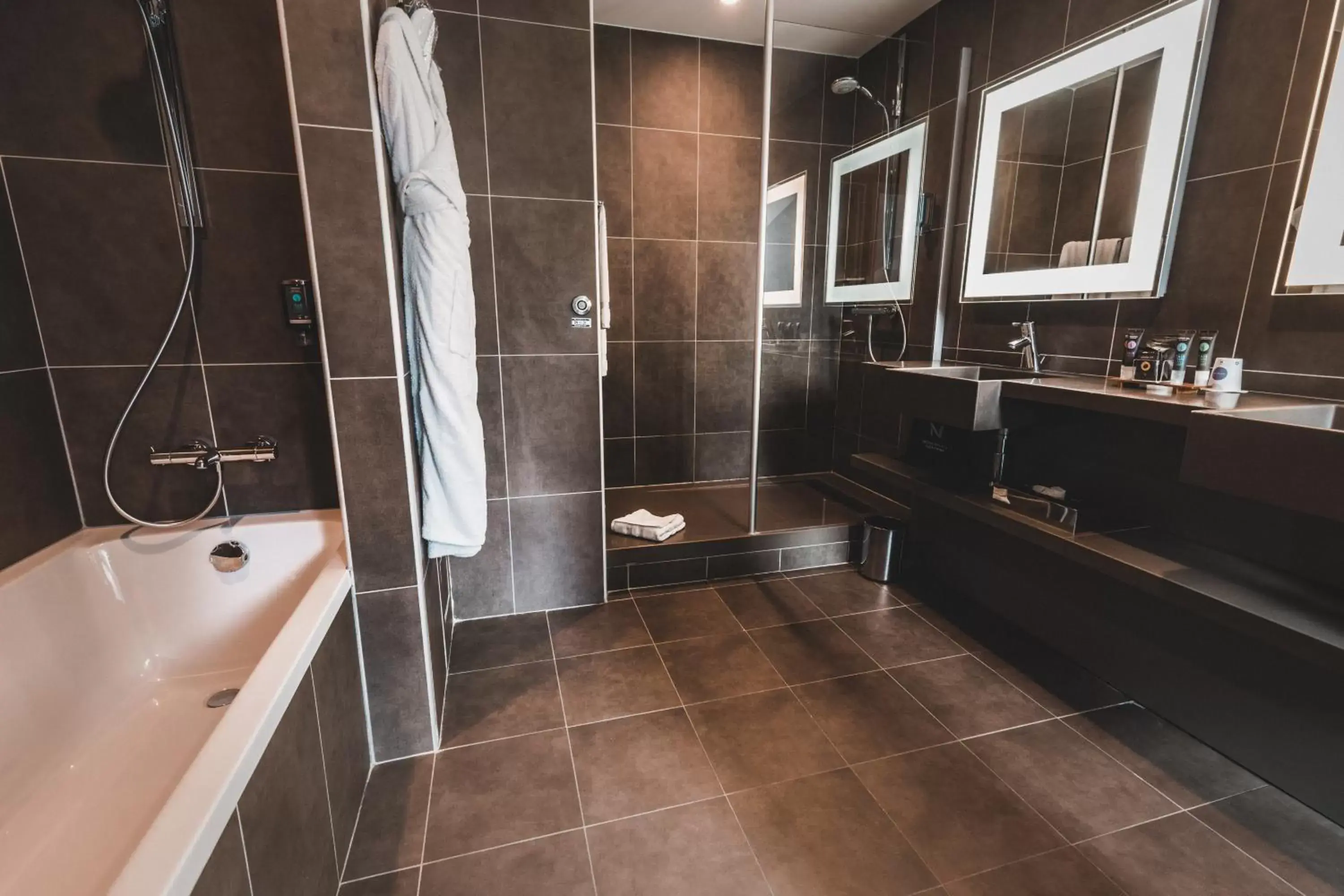 Shower, Bathroom in Novotel Toulouse Centre Wilson