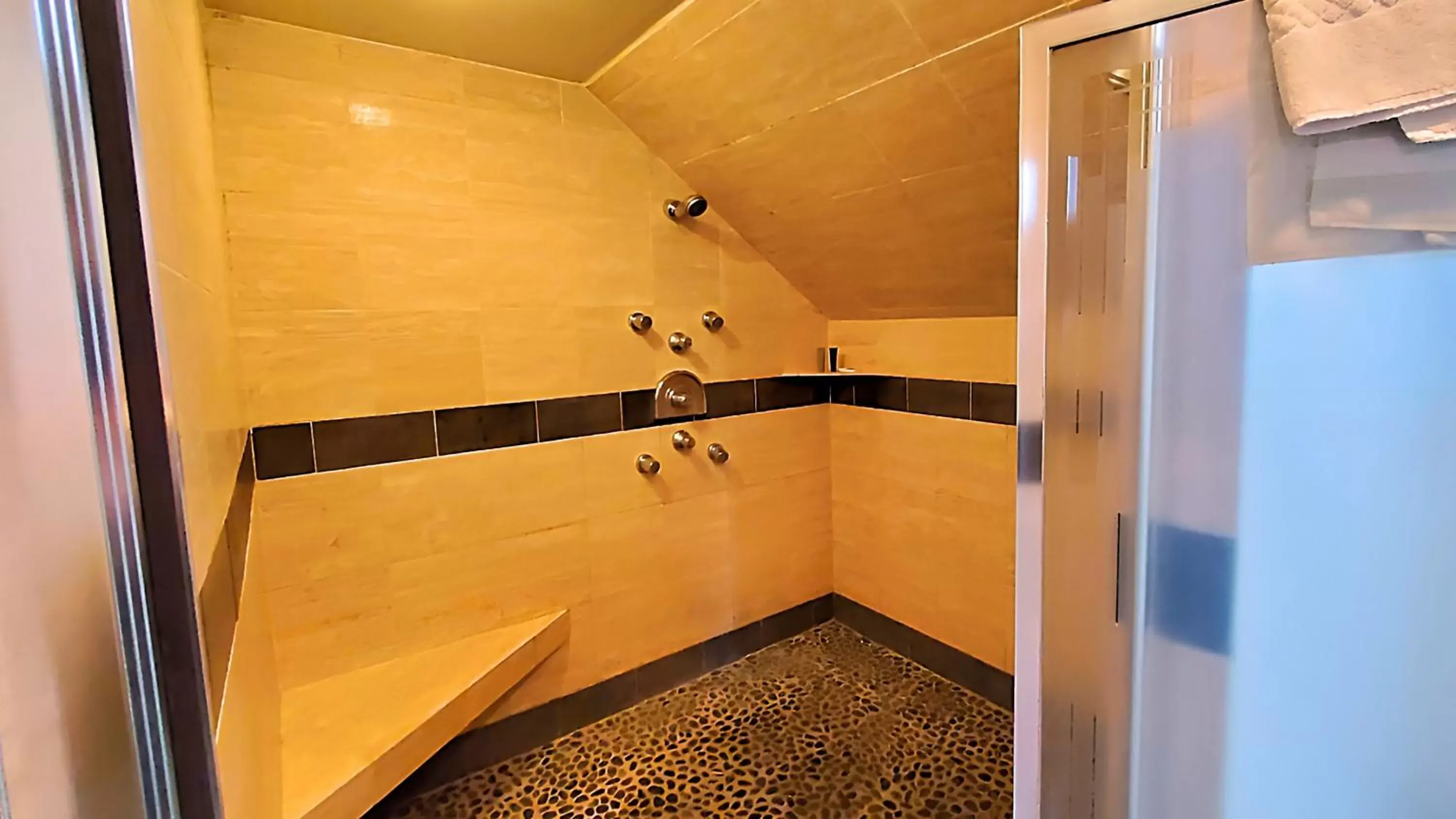 Shower, Bathroom in Four Columns Inn