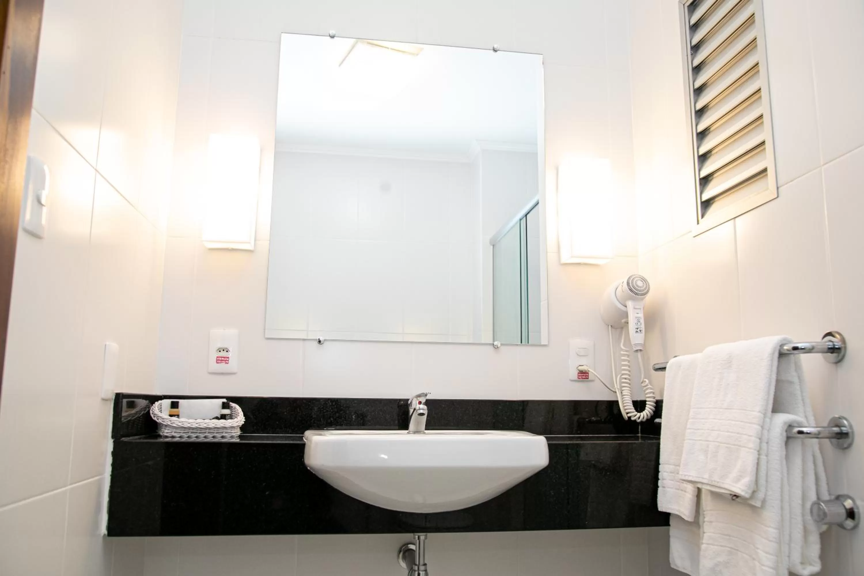 Bathroom in Plaza Blumenau Hotel