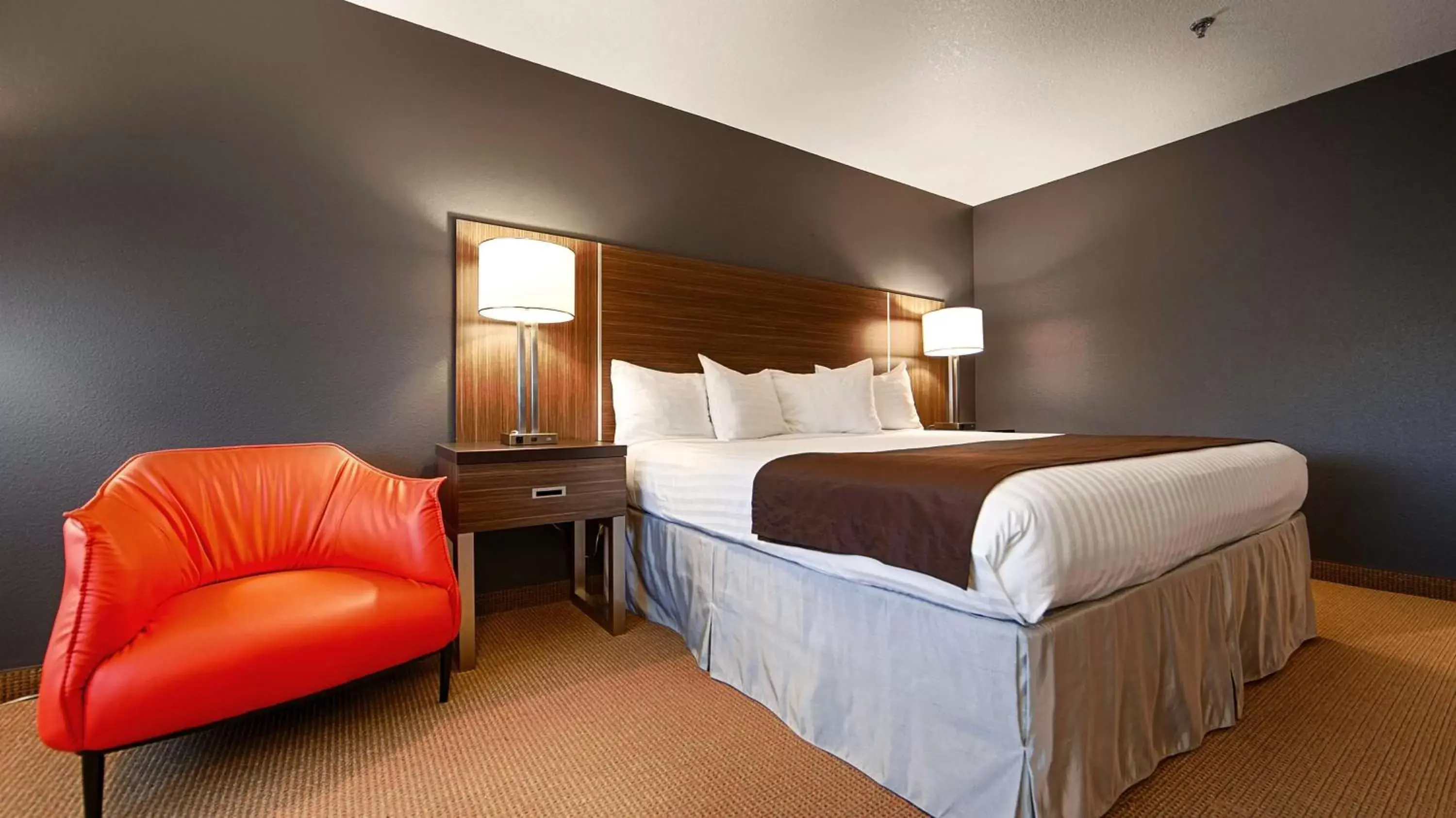 Photo of the whole room, Bed in Inn At The Meadows - Portland - Delta Park - Jantzen Beach