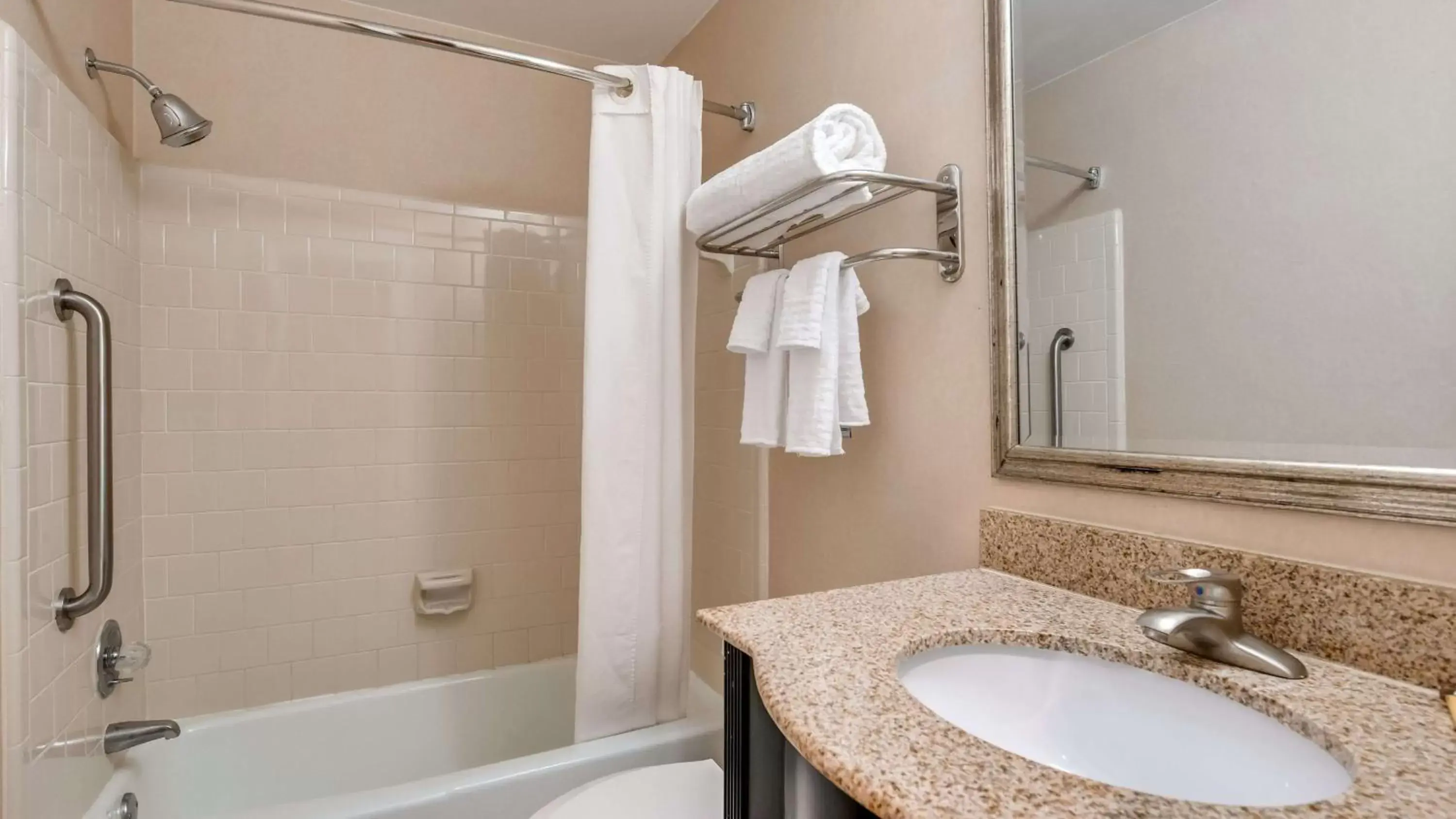 Bathroom in Best Western PLUS Governor's Inn Richmond