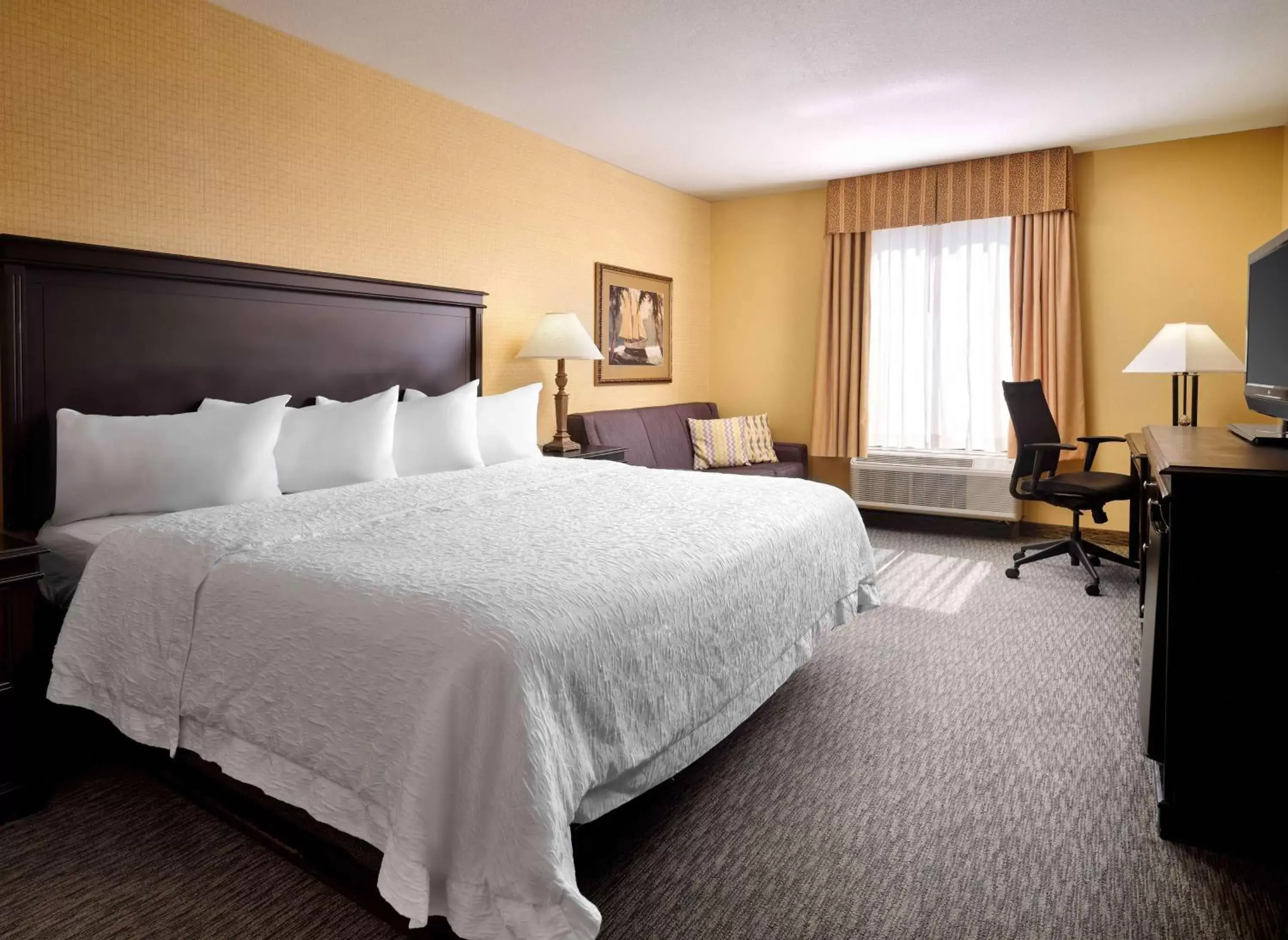 Bed in Hampton Inn & Suites Dallas-DFW Airport Hurst