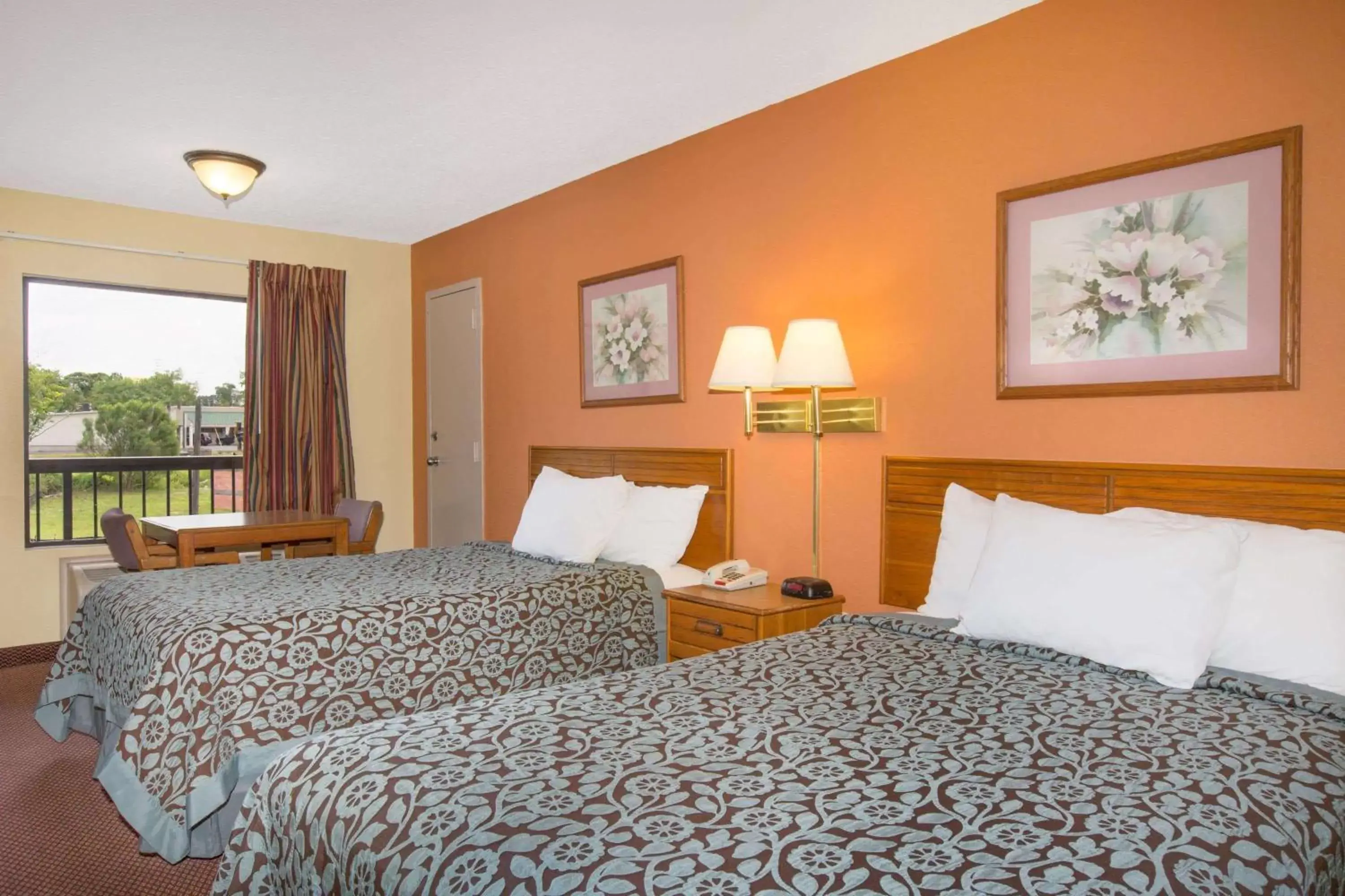 Photo of the whole room, Bed in Days Inn by Wyndham Childersburg