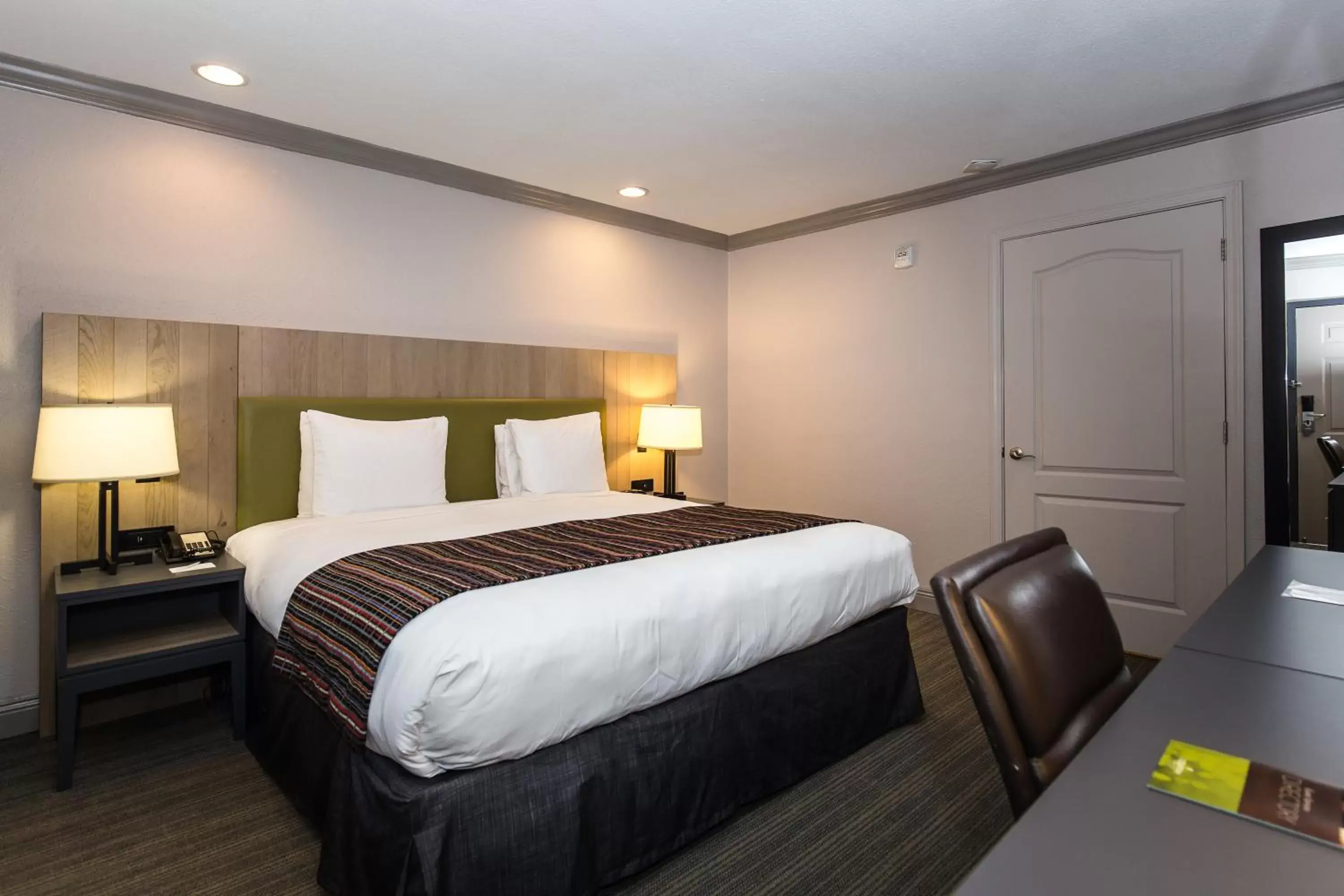 Bed in Country Inn & Suites by Radisson, Metairie (New Orleans), LA