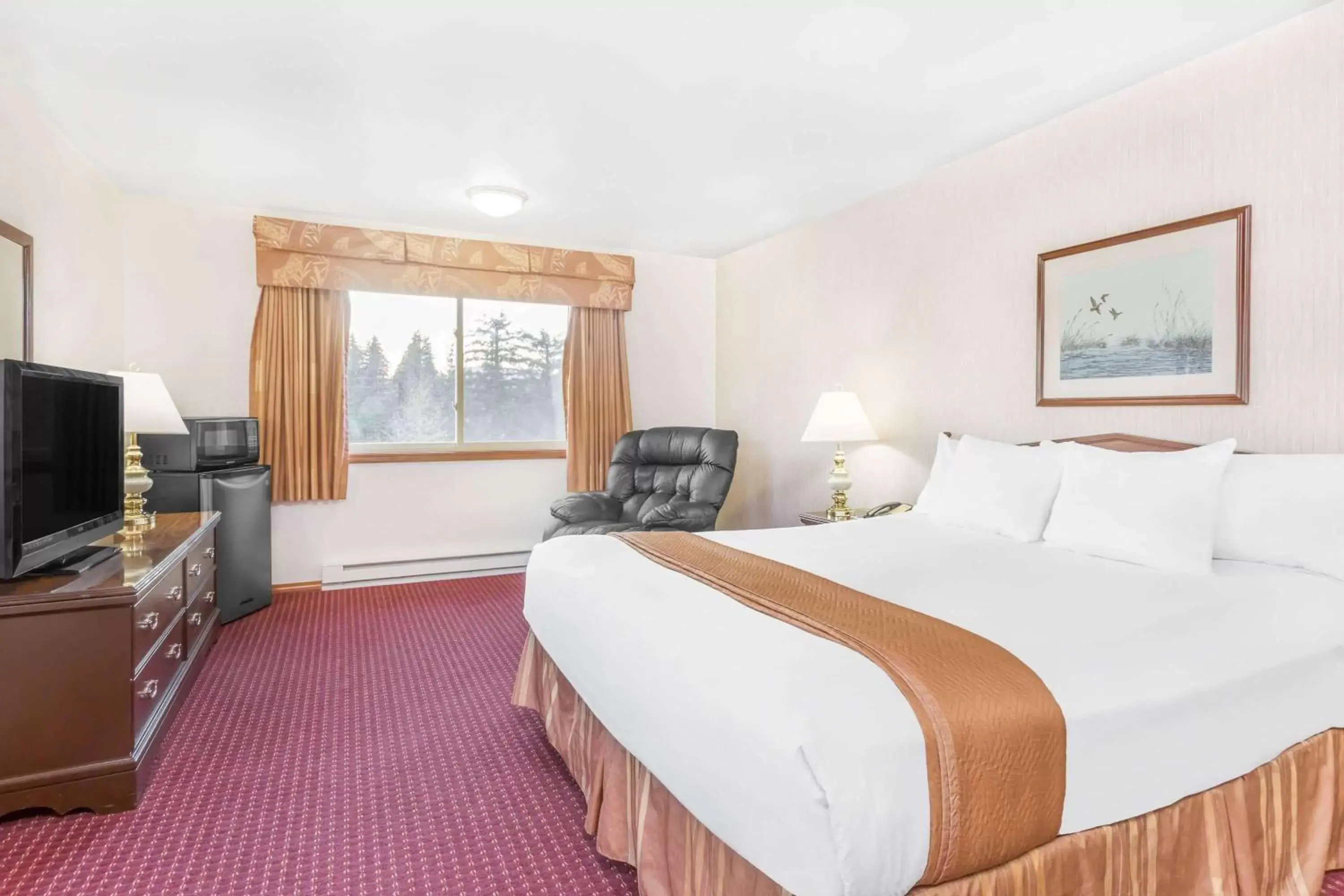 Photo of the whole room, Bed in Travelodge by Wyndham Juneau