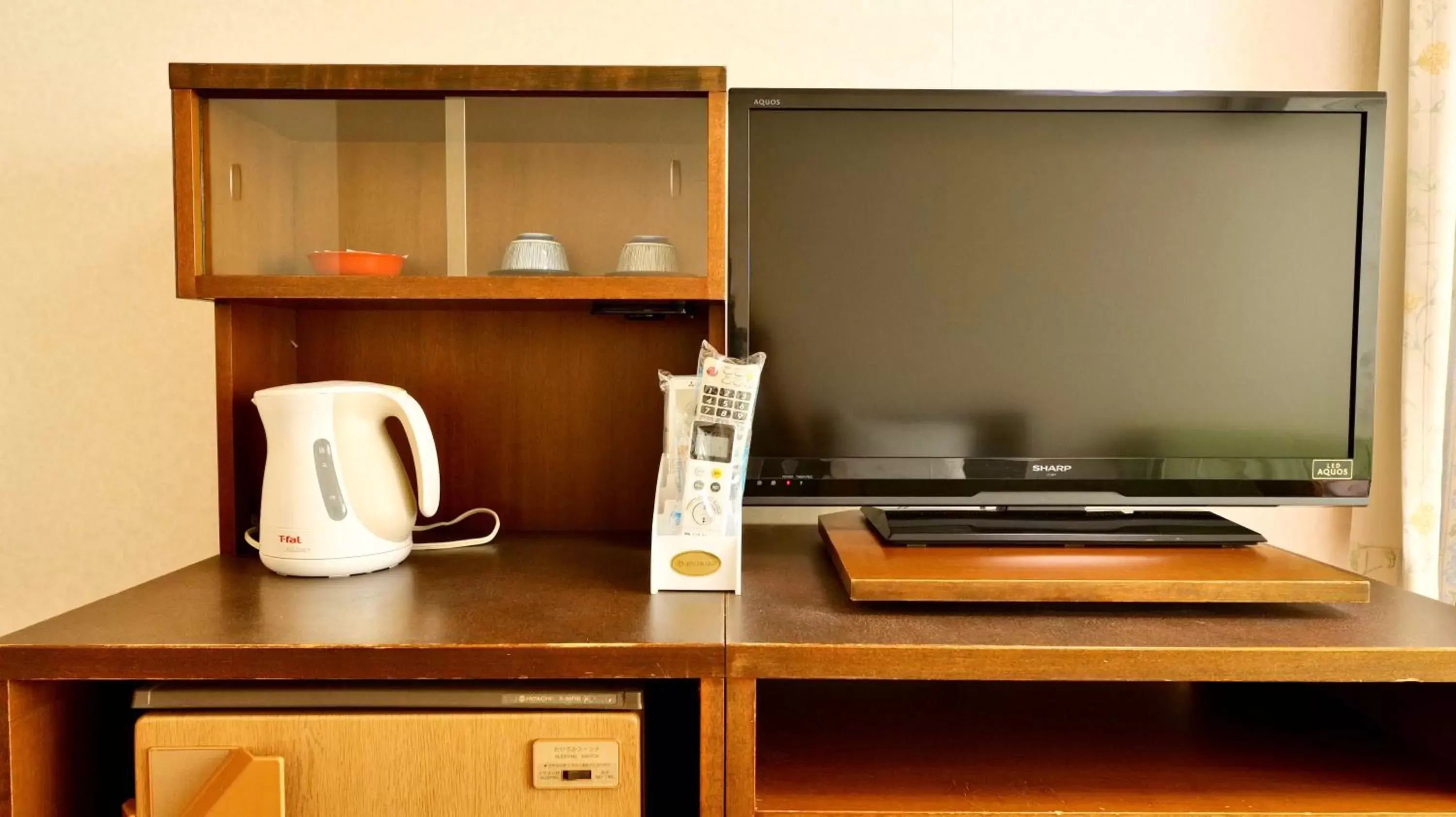 Photo of the whole room, TV/Entertainment Center in Hotel Oak Forest