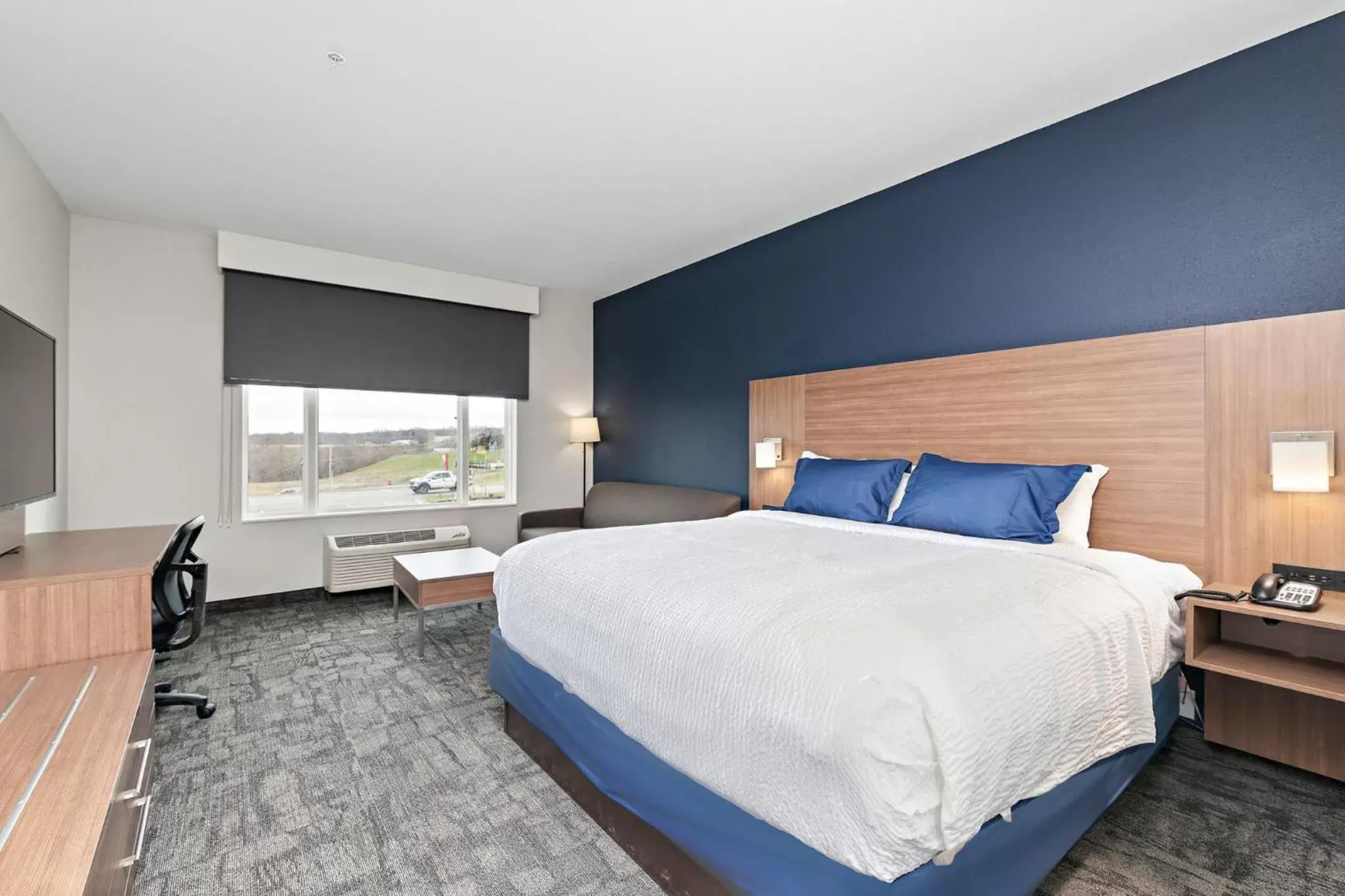 Photo of the whole room, Bed in Holiday Inn Express Kansas City North Parkville, an IHG Hotel