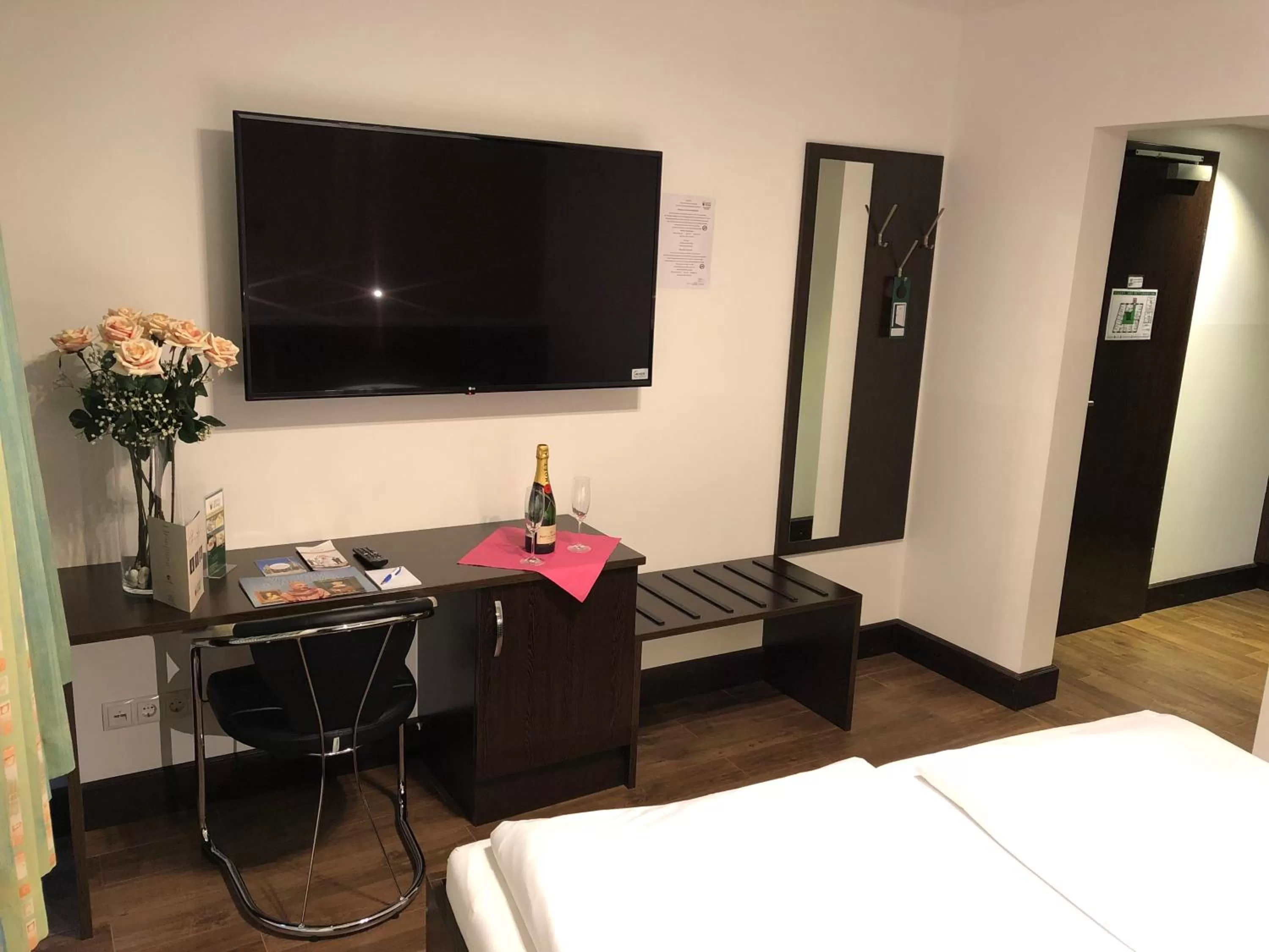 TV and multimedia, Bed in Hotel König