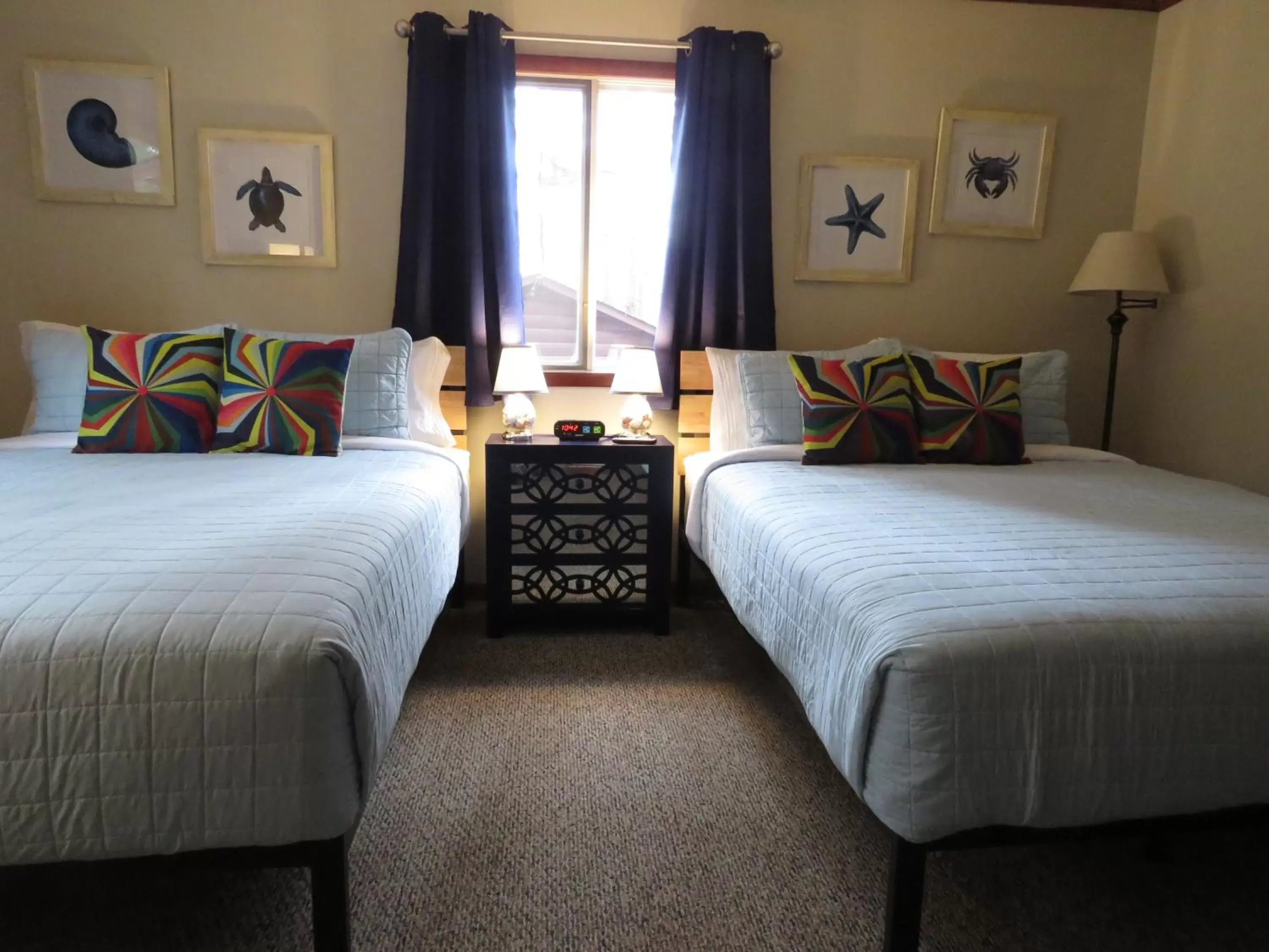 Photo of the whole room, Bed in Tall Pines Inn