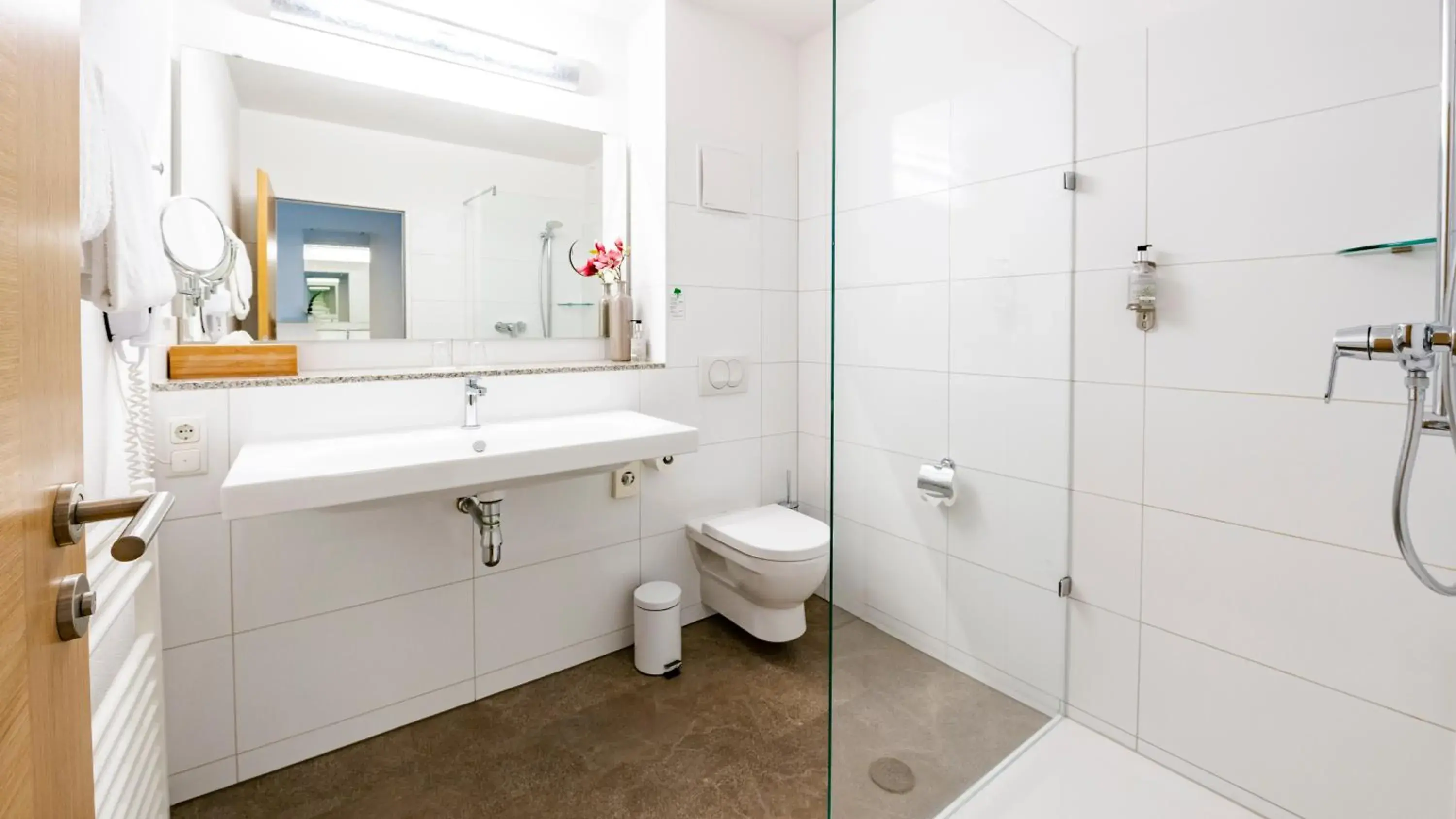 Shower, Bathroom in Best Western Plus iO Hotel