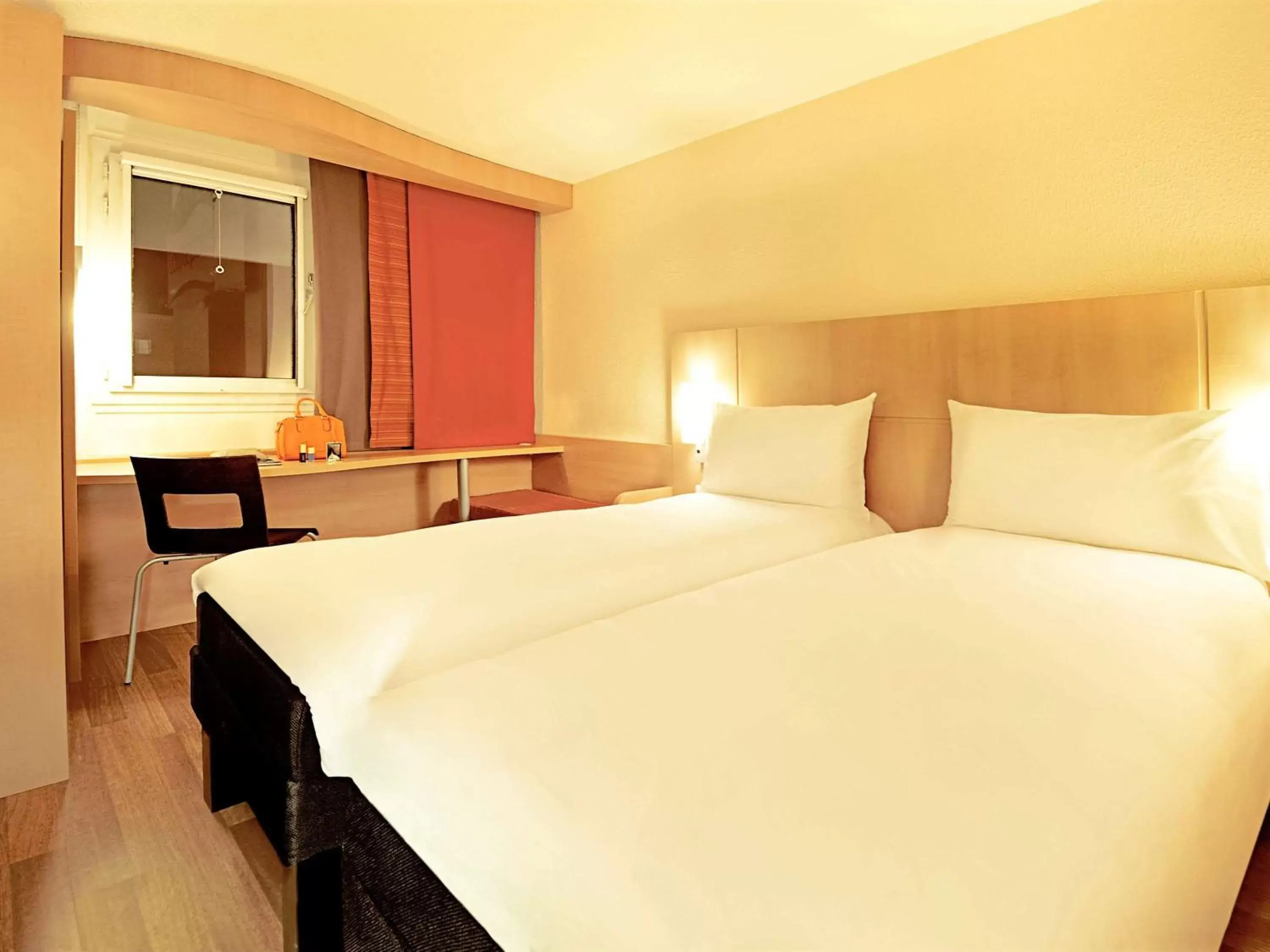 Photo of the whole room, Bed in ibis Aubenas