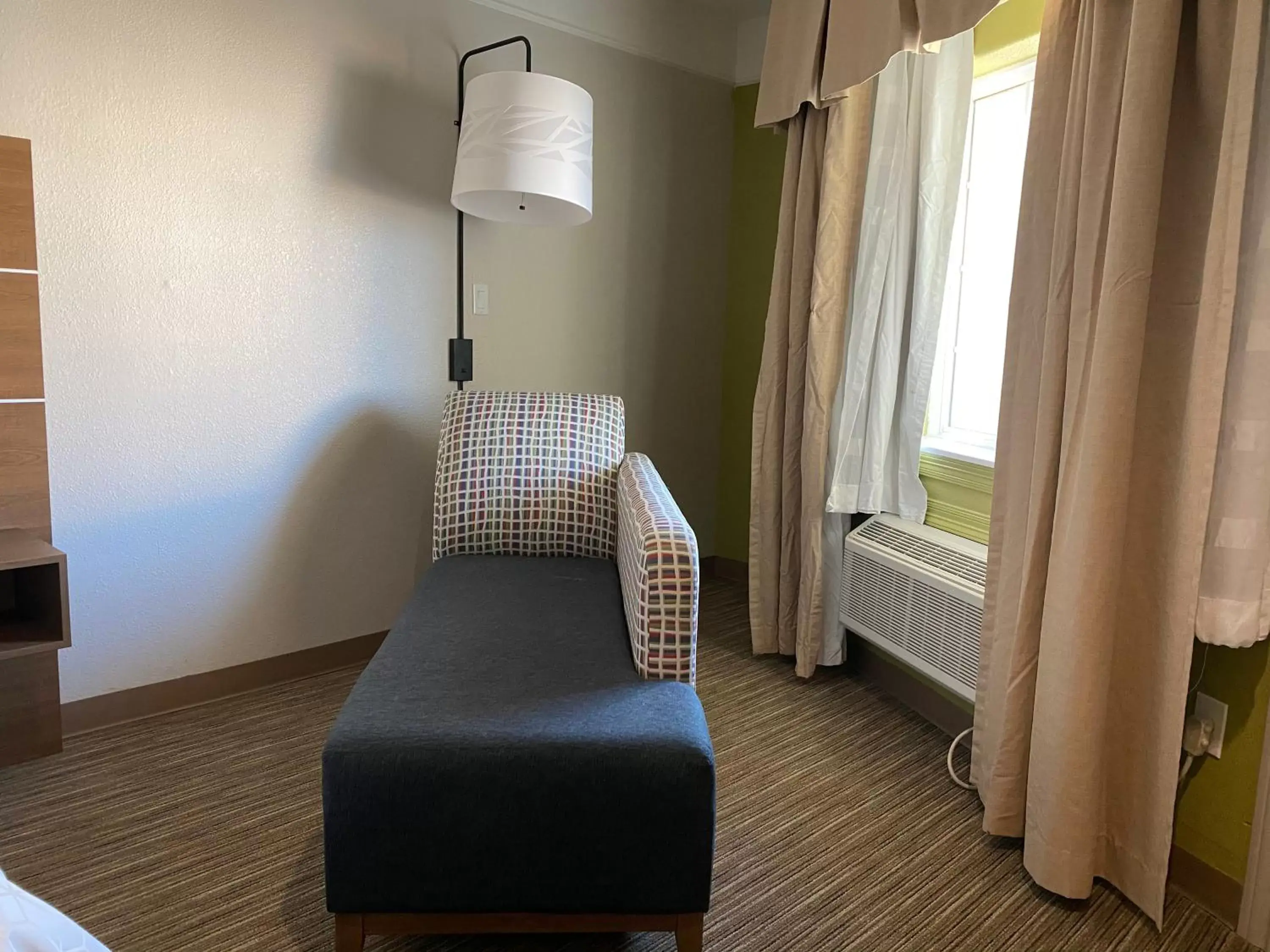 Seating area, Bed in Holiday Inn Express Hotel Galveston West-Seawall, an IHG Hotel