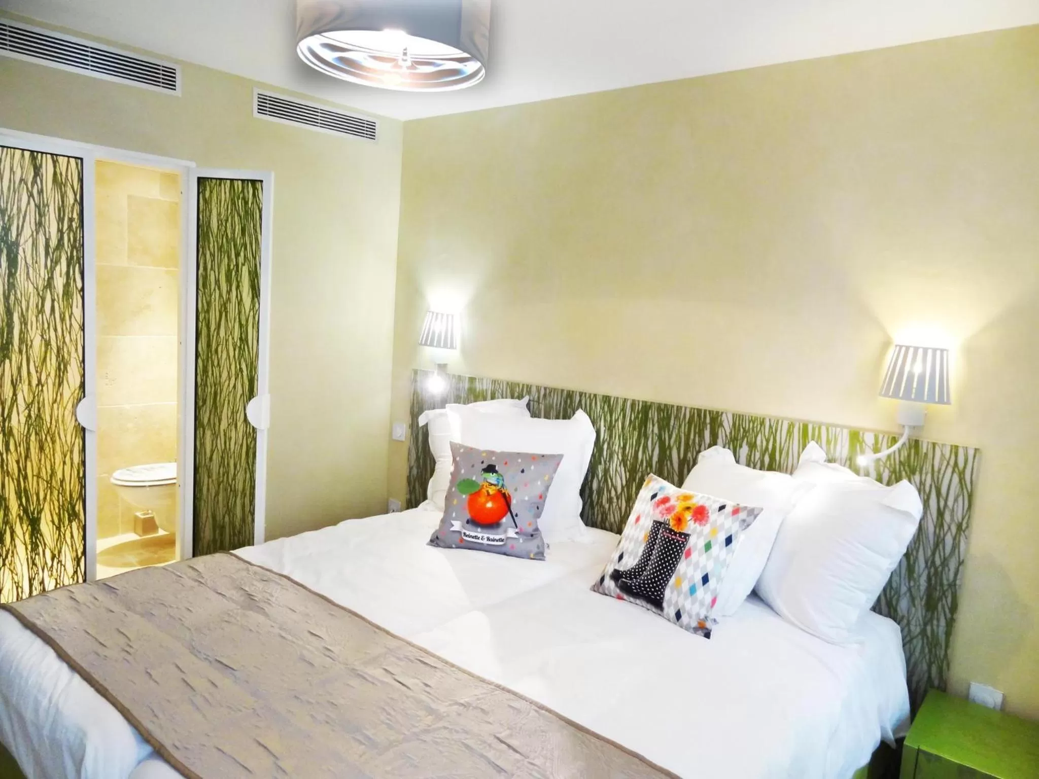 Bed in Le Pavillon Hotel