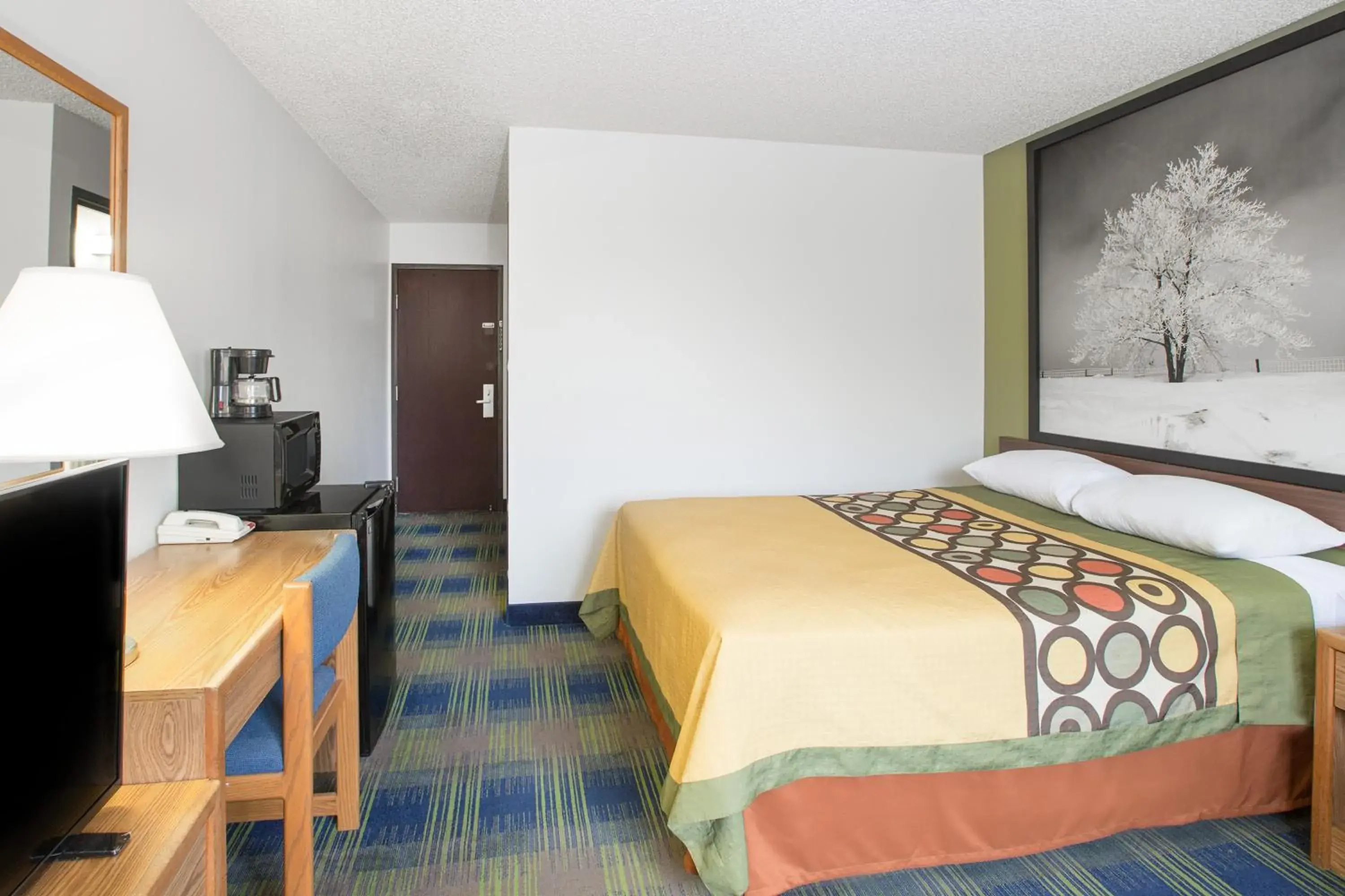 Bedroom, Bed in Super 8 by Wyndham Columbus