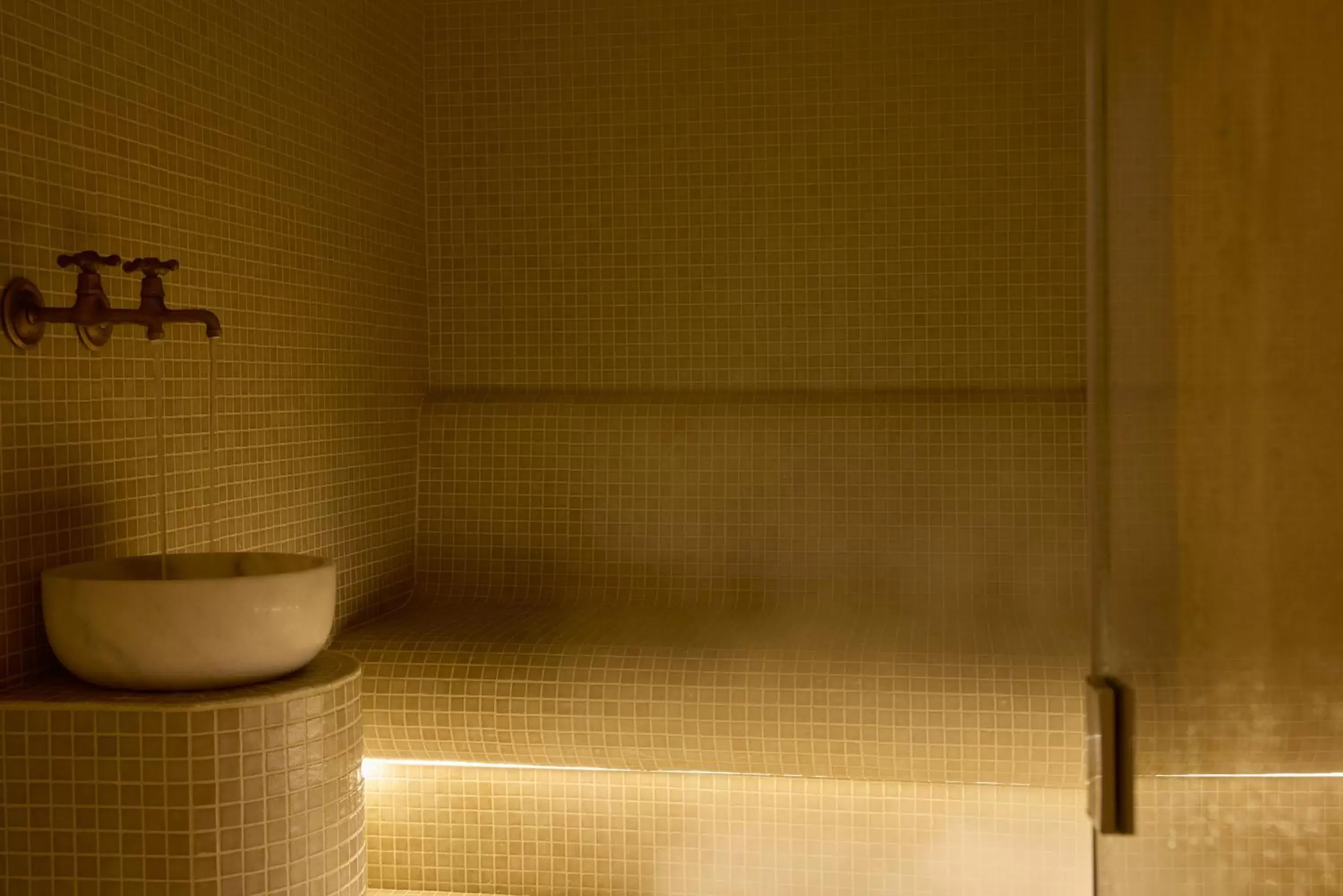 Spa and wellness centre/facilities, Bathroom in Lucy Hotel