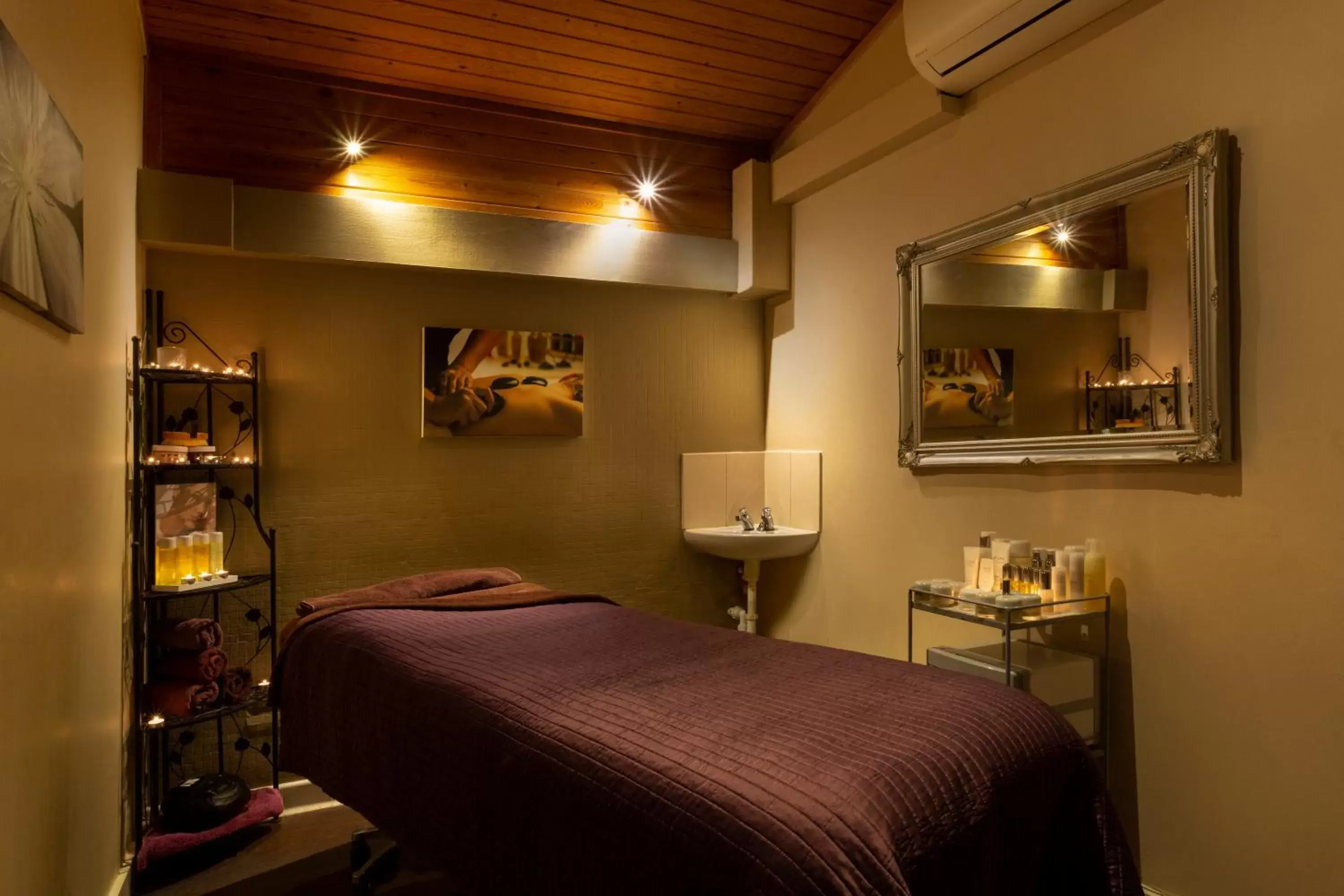 Massage, Bed in Bridgewood Manor Hotel & Spa Massage, Bed in Bridgewood Manor Hotel & Spa