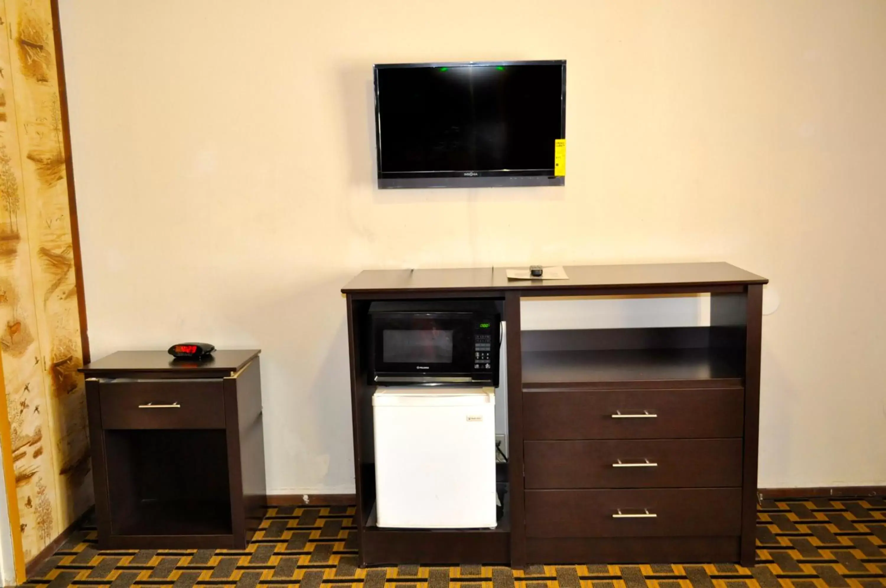 TV/Entertainment Center in Andrews Motor Inn