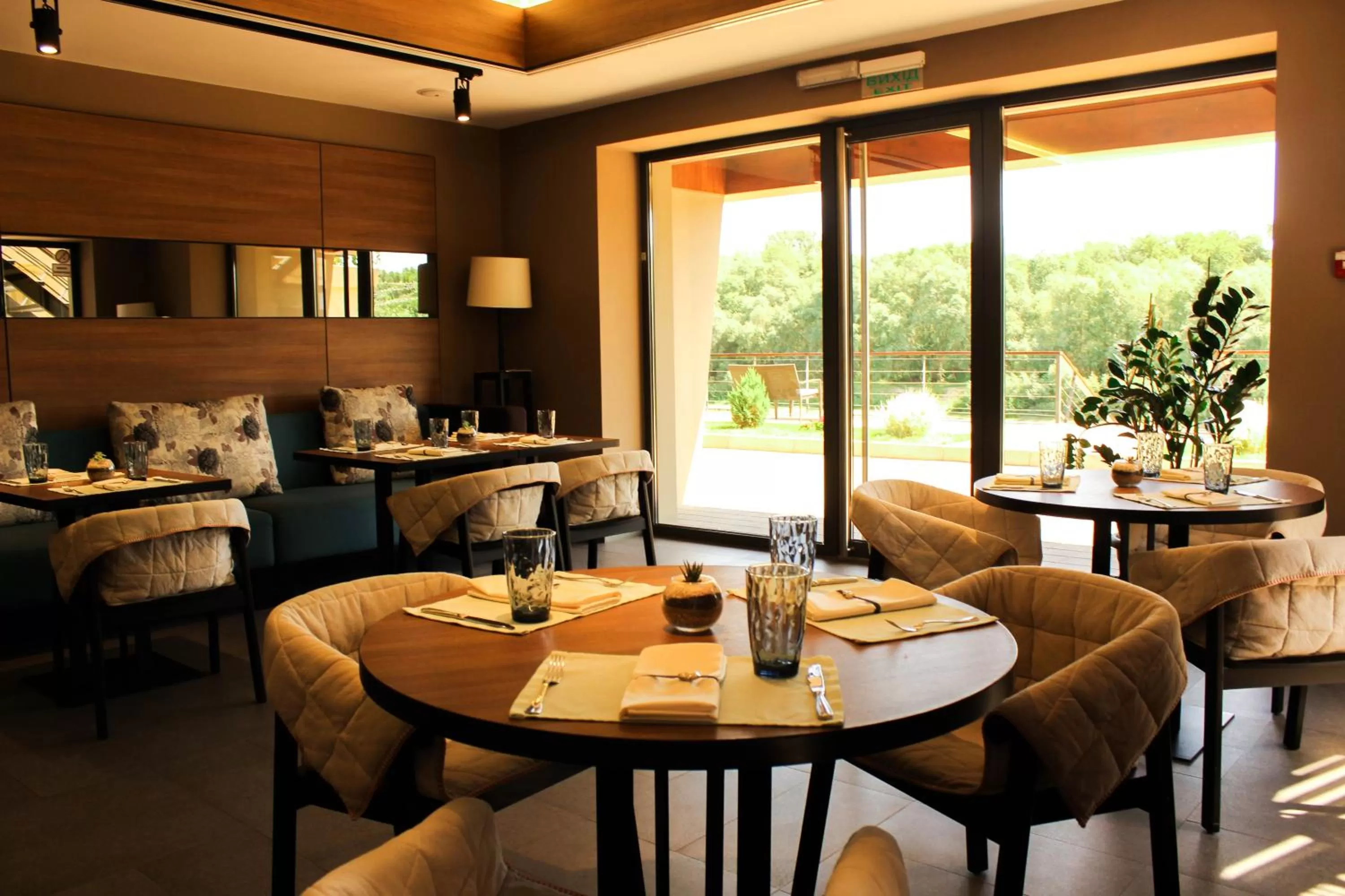 Restaurant/places to eat in RiverSide- Hotel and MICE