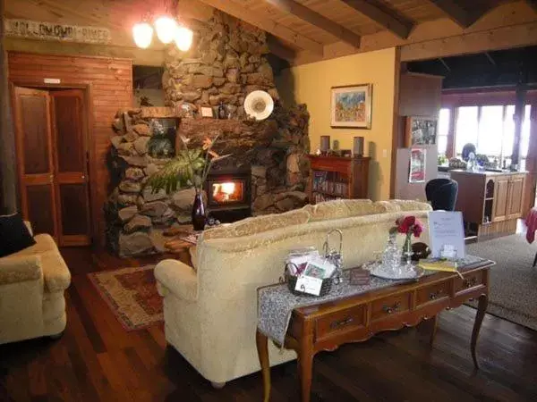 Living room, Seating Area in Tamborine Mountain Bed and Breakfast