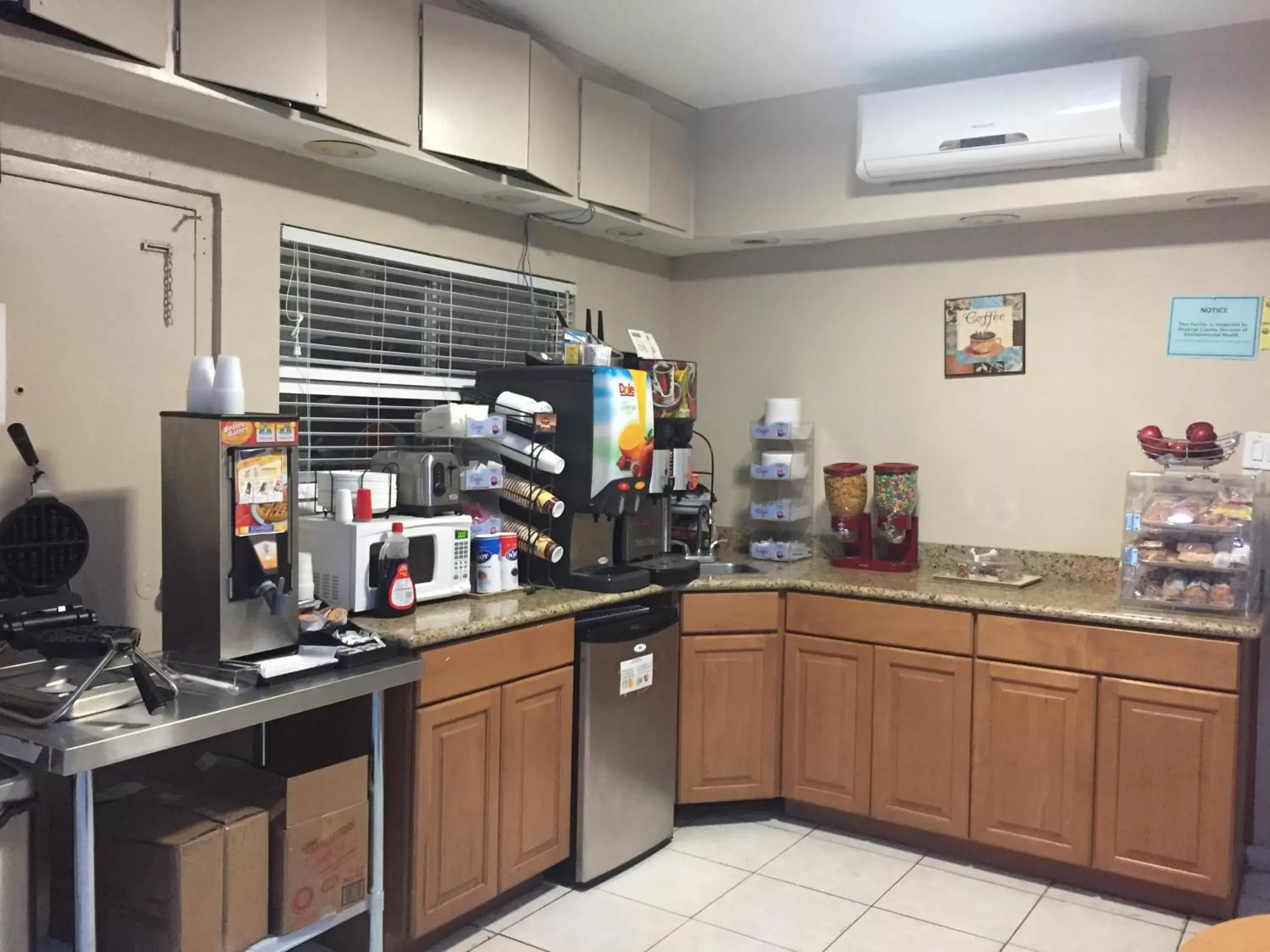 Continental breakfast, Kitchen/Kitchenette in Townhouse Inn and Suites