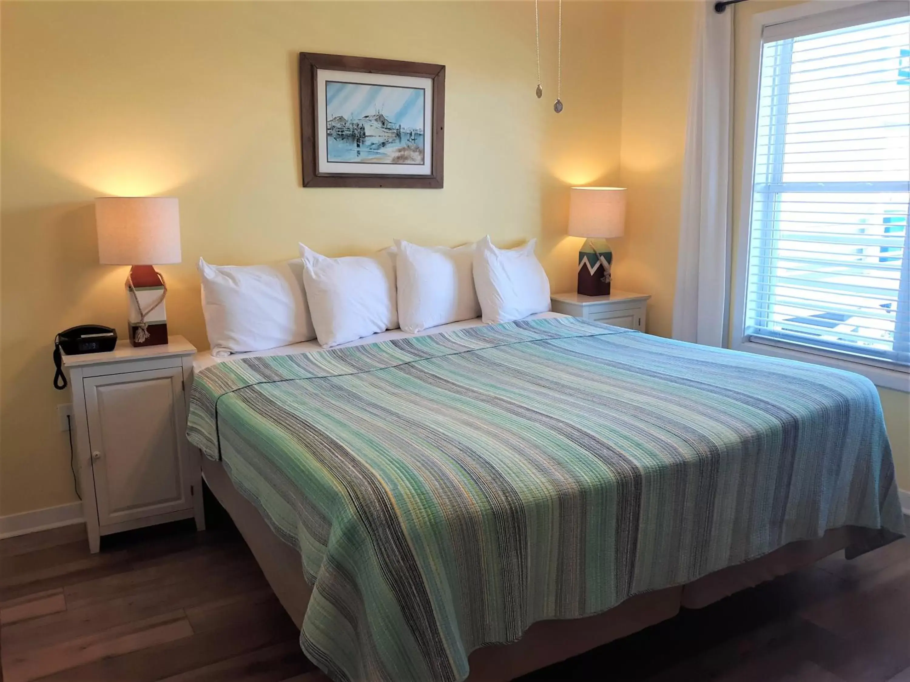 Bedroom, Bed in Sandpeddler Inn and Suites