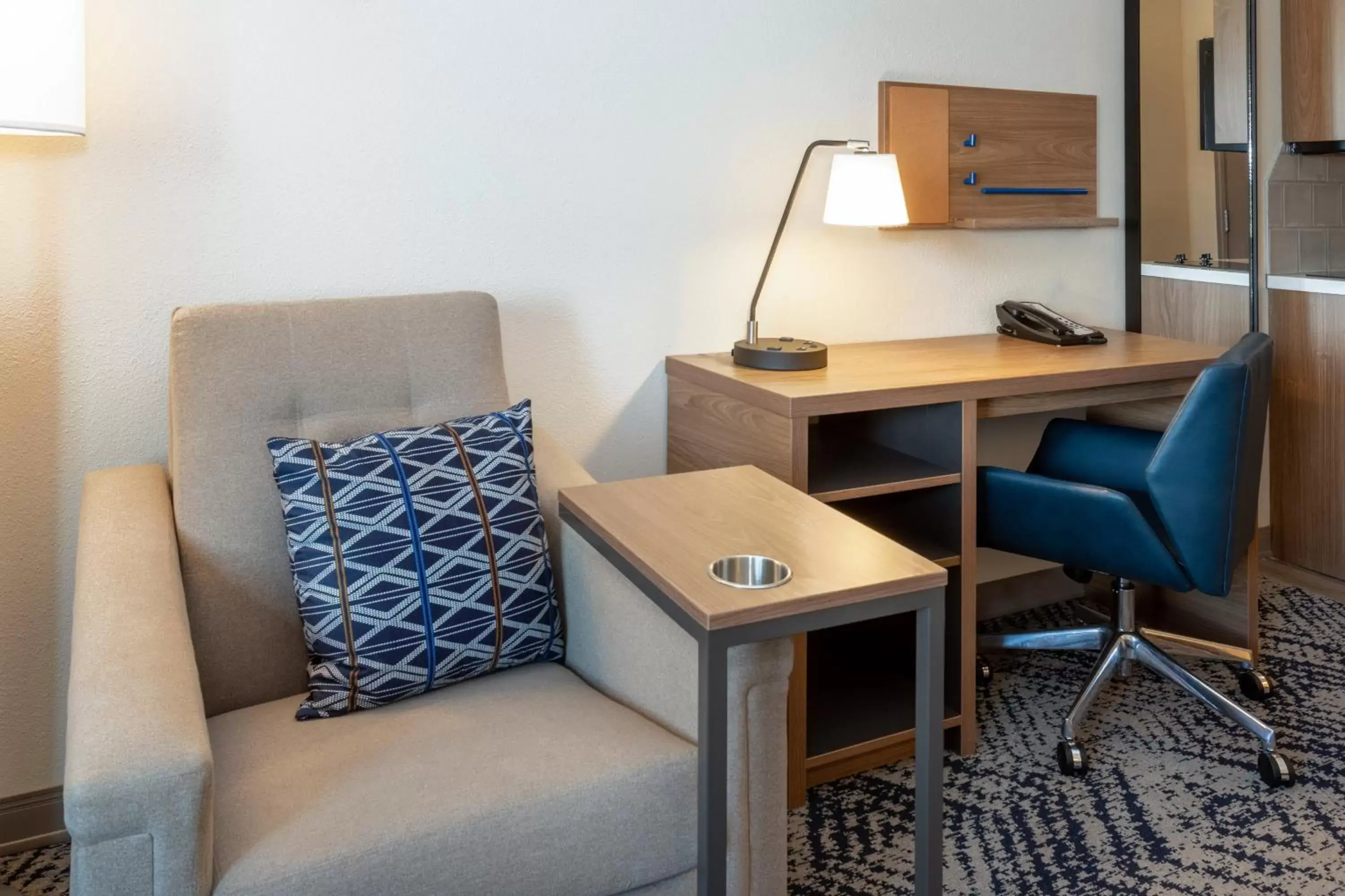 Bedroom, Seating Area in Candlewood Suites Sioux Falls, an IHG Hotel