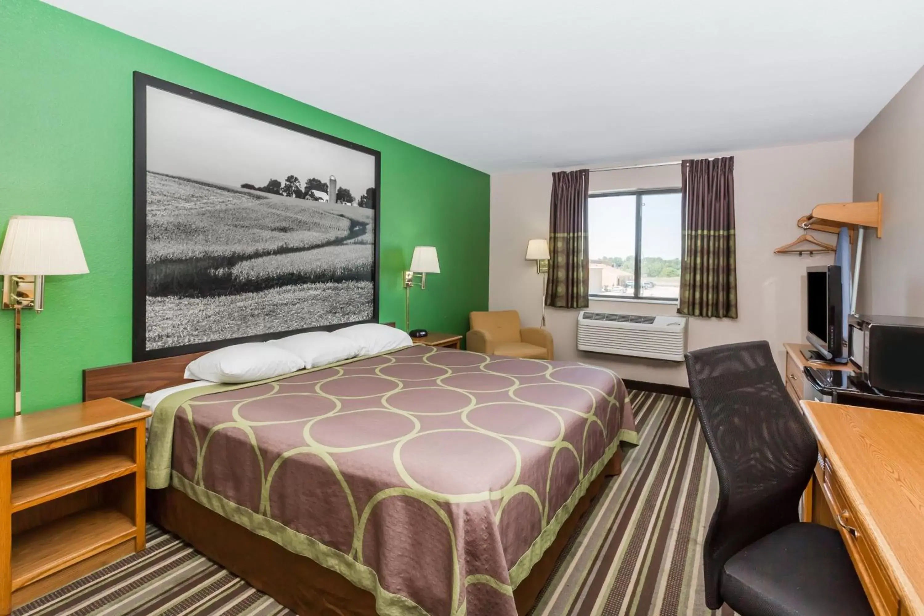 Photo of the whole room in Super 8 by Wyndham Sioux City South