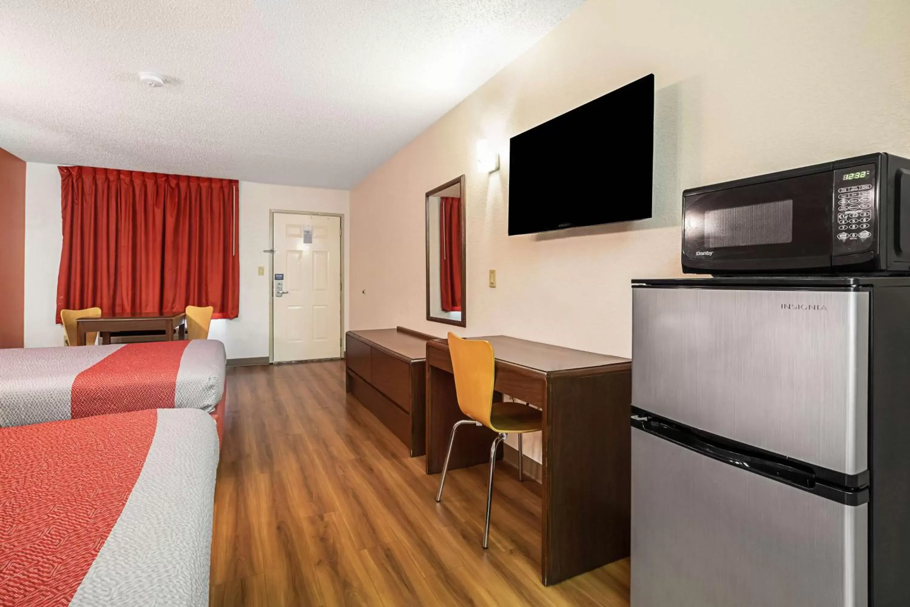 Photo of the whole room, TV/Entertainment Center in Motel 6-Covington, TN