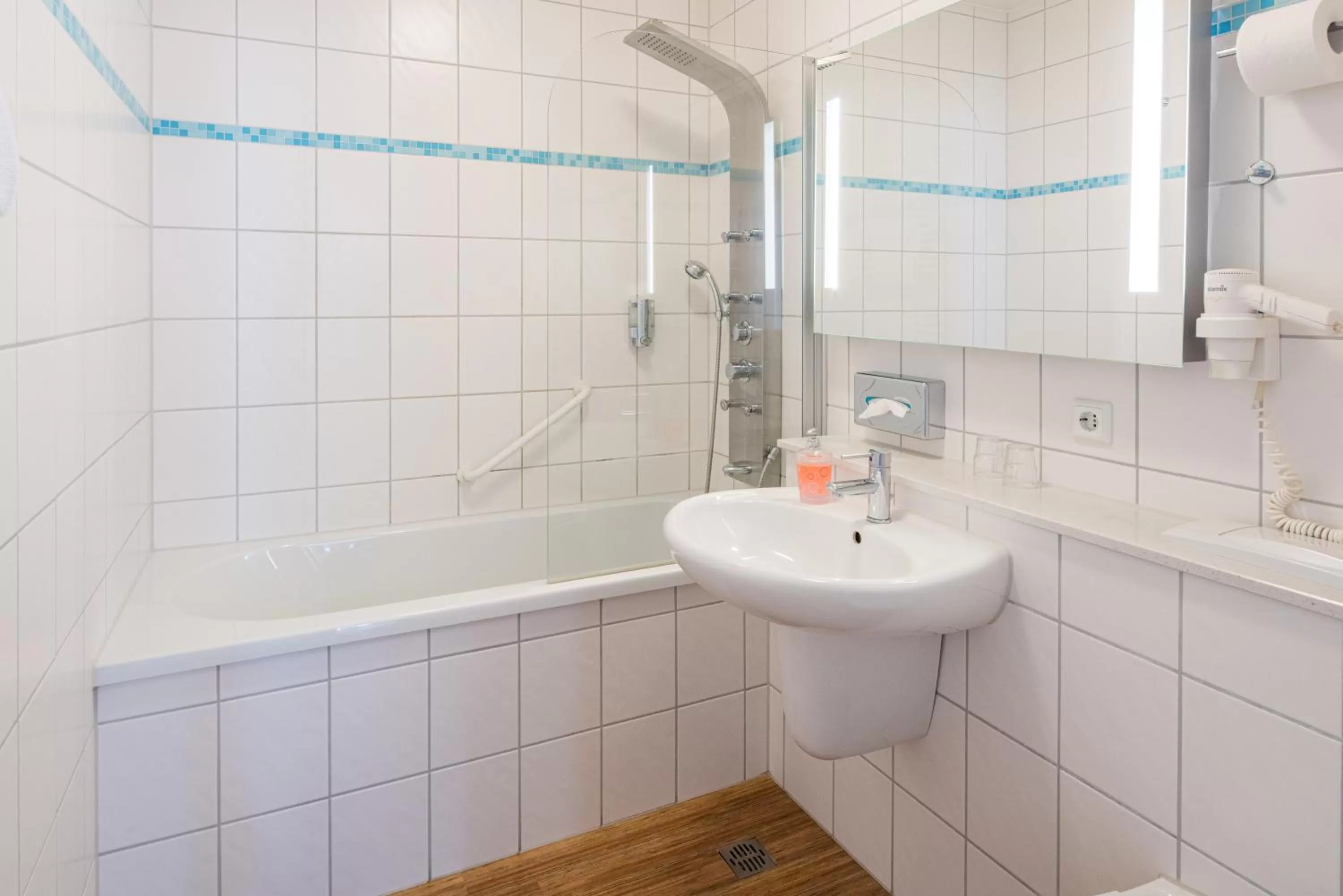 Bathroom in Schäfers Hotel, Self-Check-in, Cafe und Bäcker am Hotel