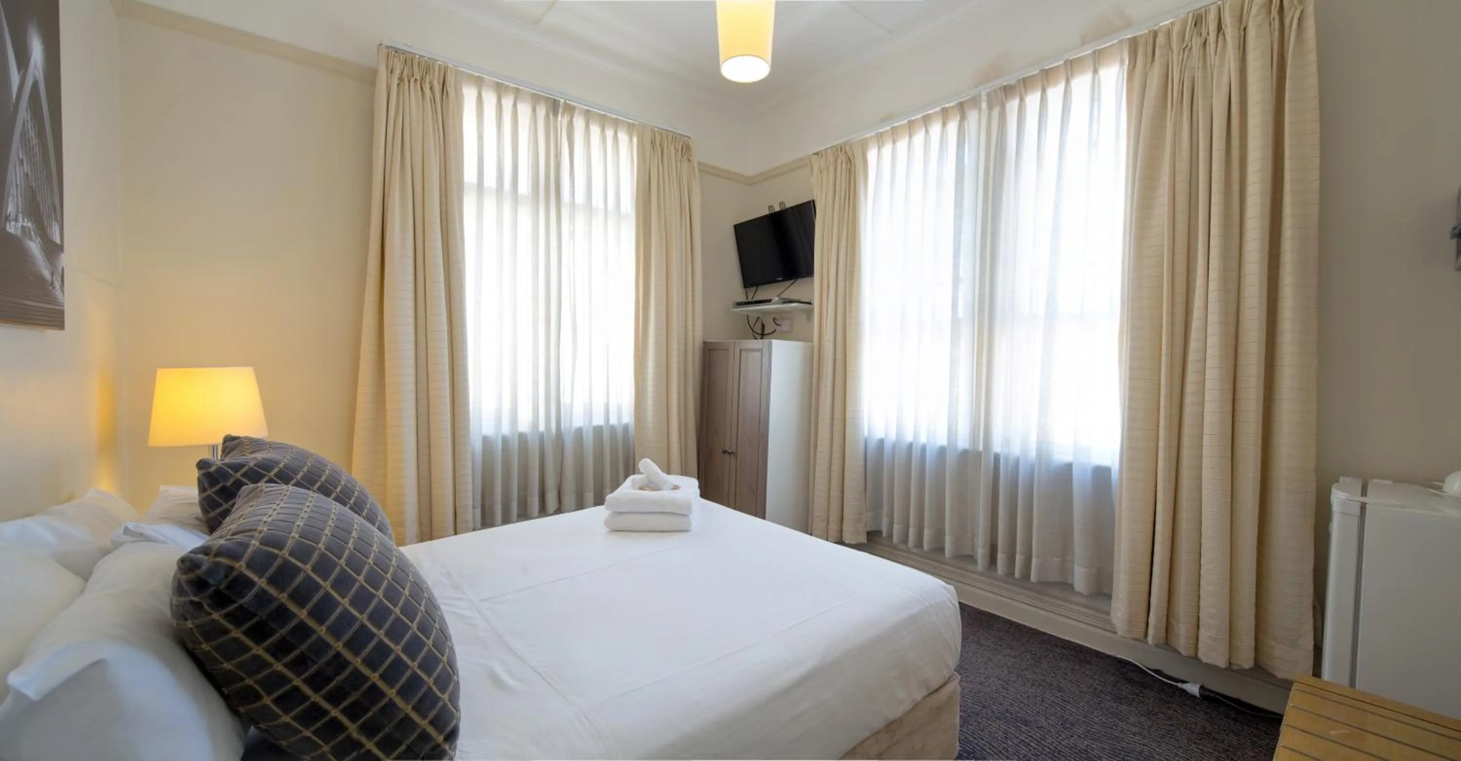 Photo of the whole room, Bed in Neutral Bay Lodge