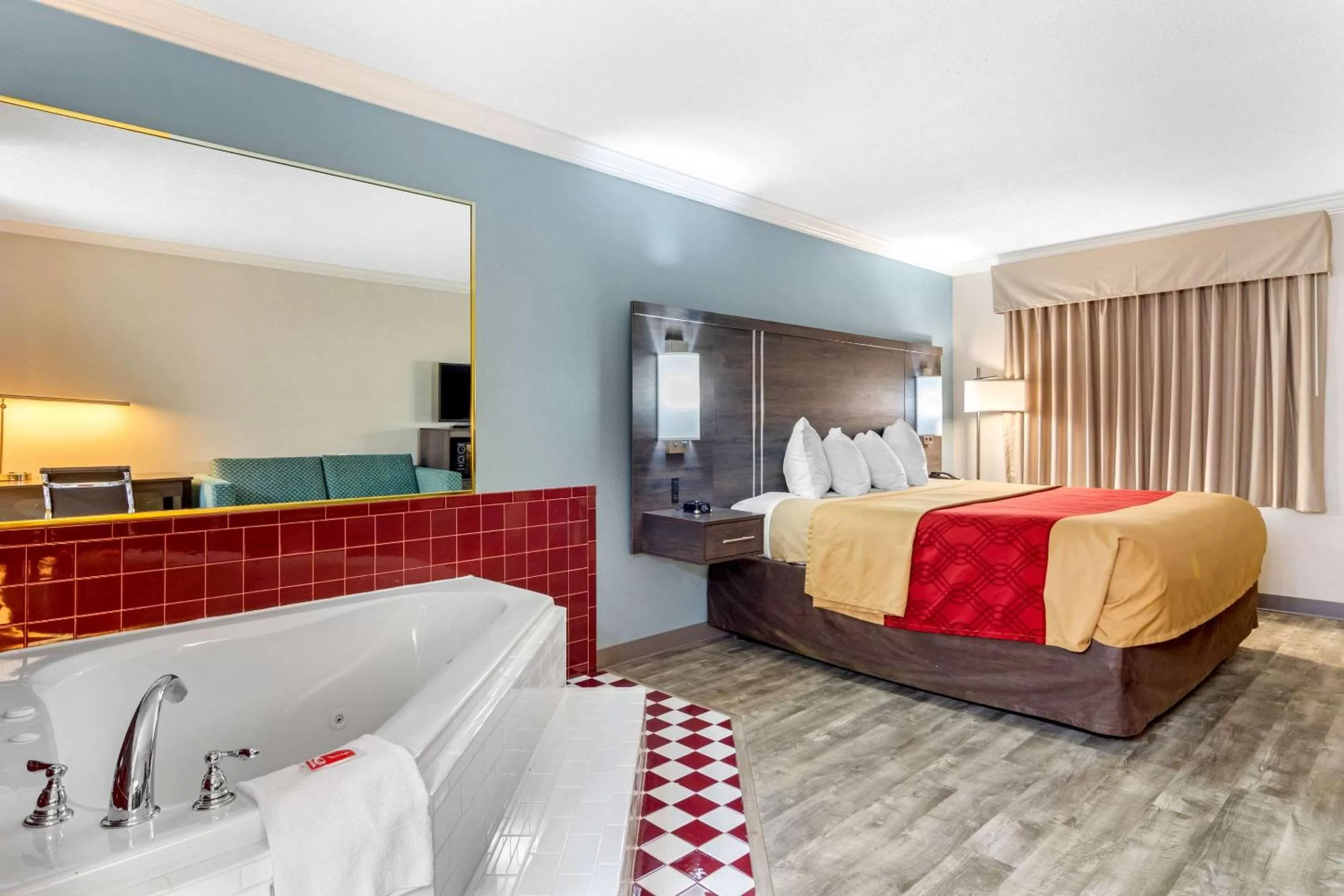 Bedroom, Bed in Econo Lodge Byron - Warner Robins