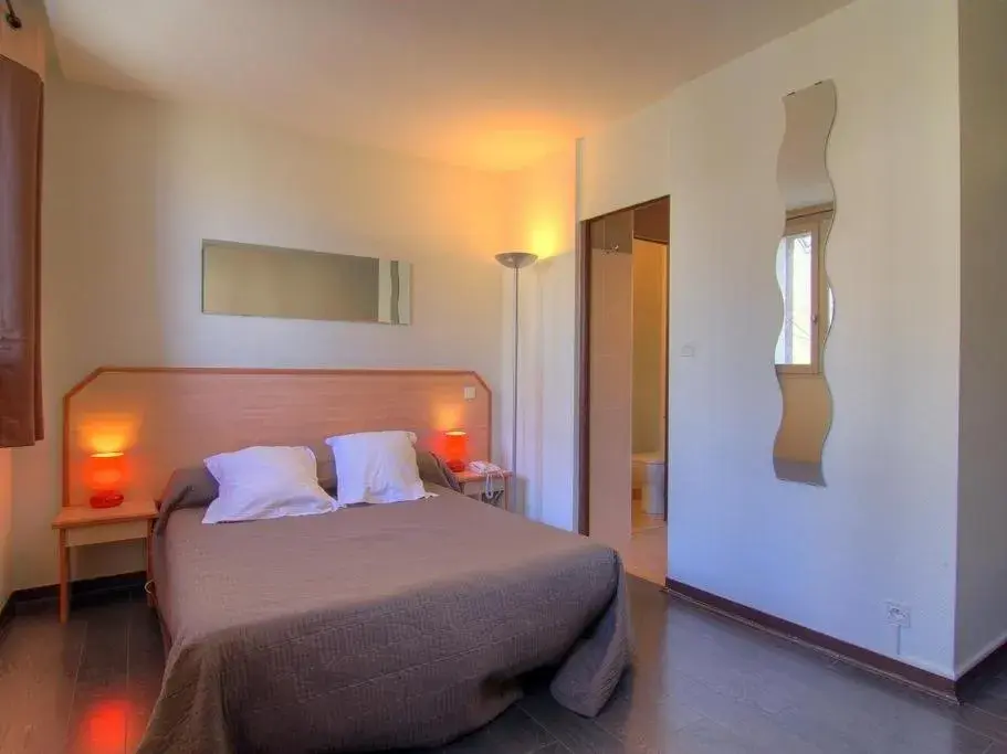 Bedroom, Bed in Hôtel Le Drakkar