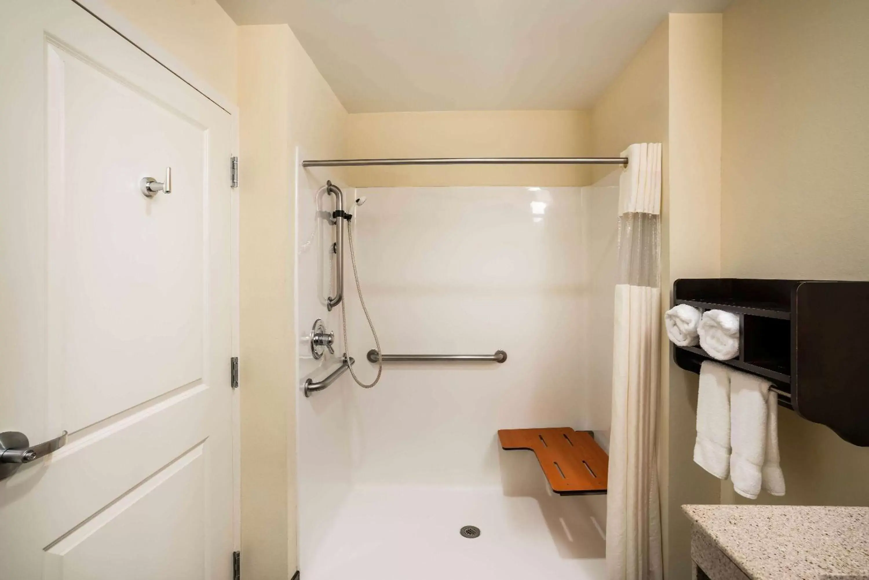 Shower, Bathroom in La Quinta by Wyndham Memphis Wolfchase