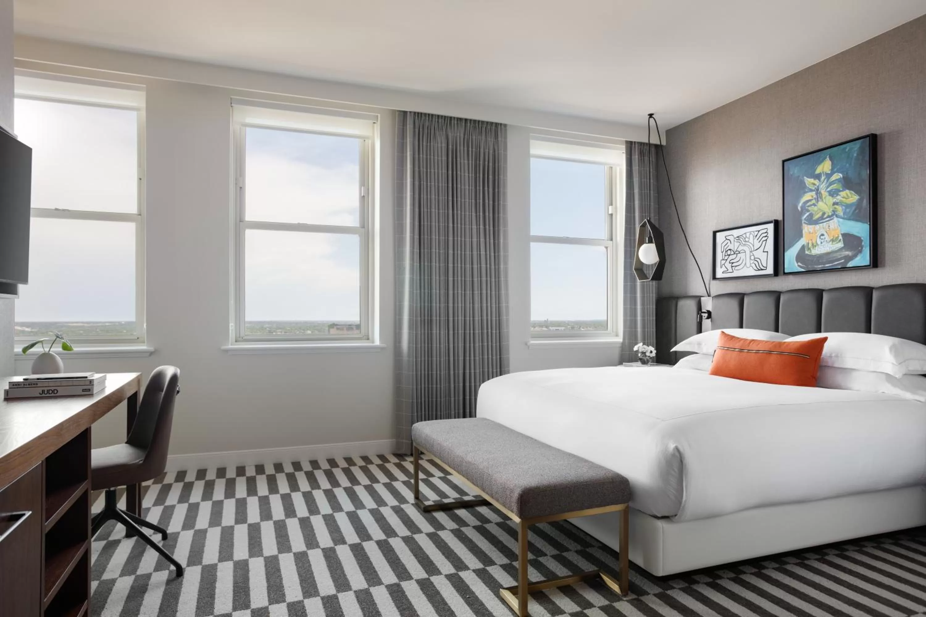 Photo of the whole room, Bed in Kimpton - Harper Hotel by IHG