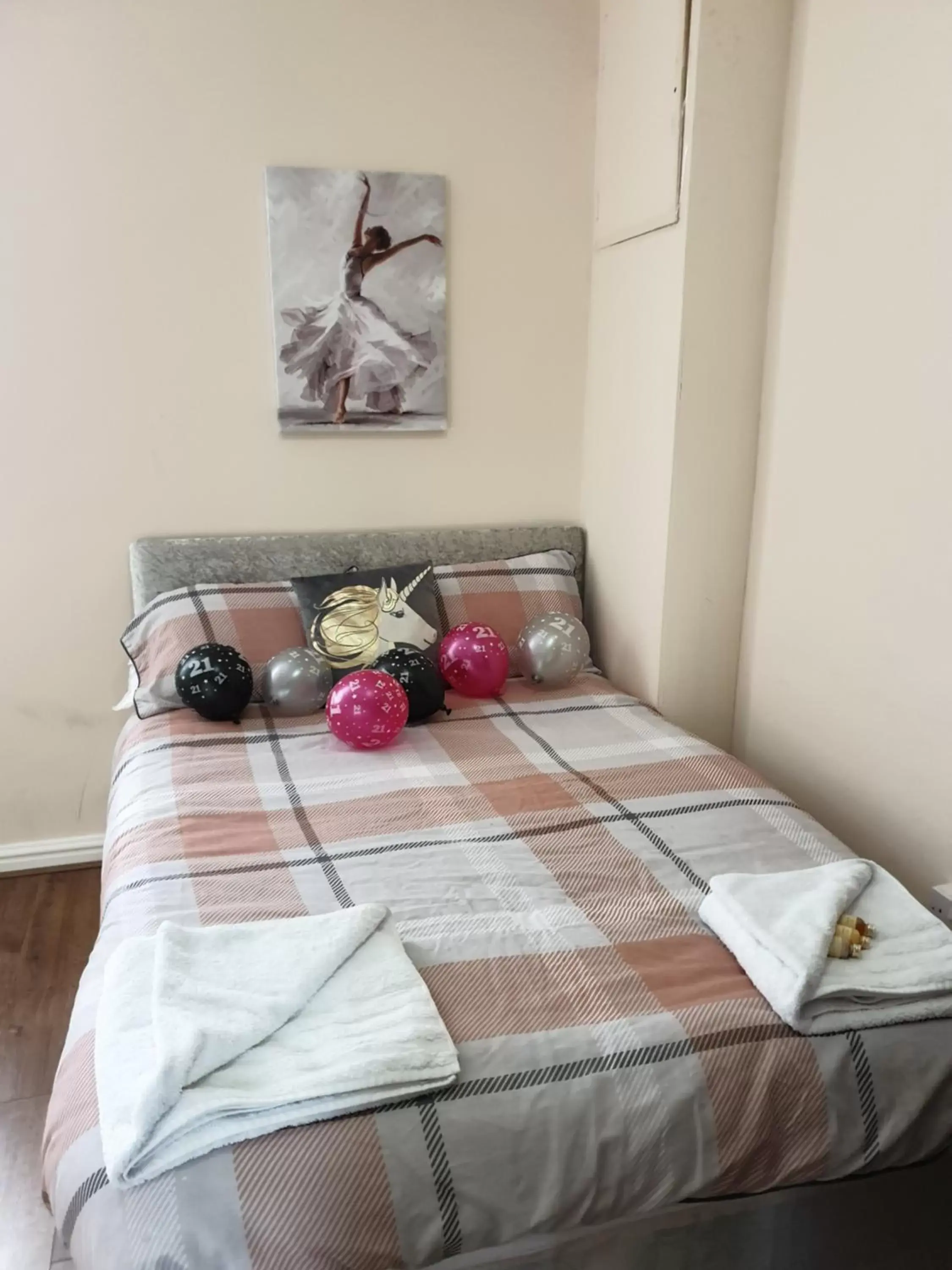 Bed in The Winter Garden Suites Bed in The Winter Garden Suites