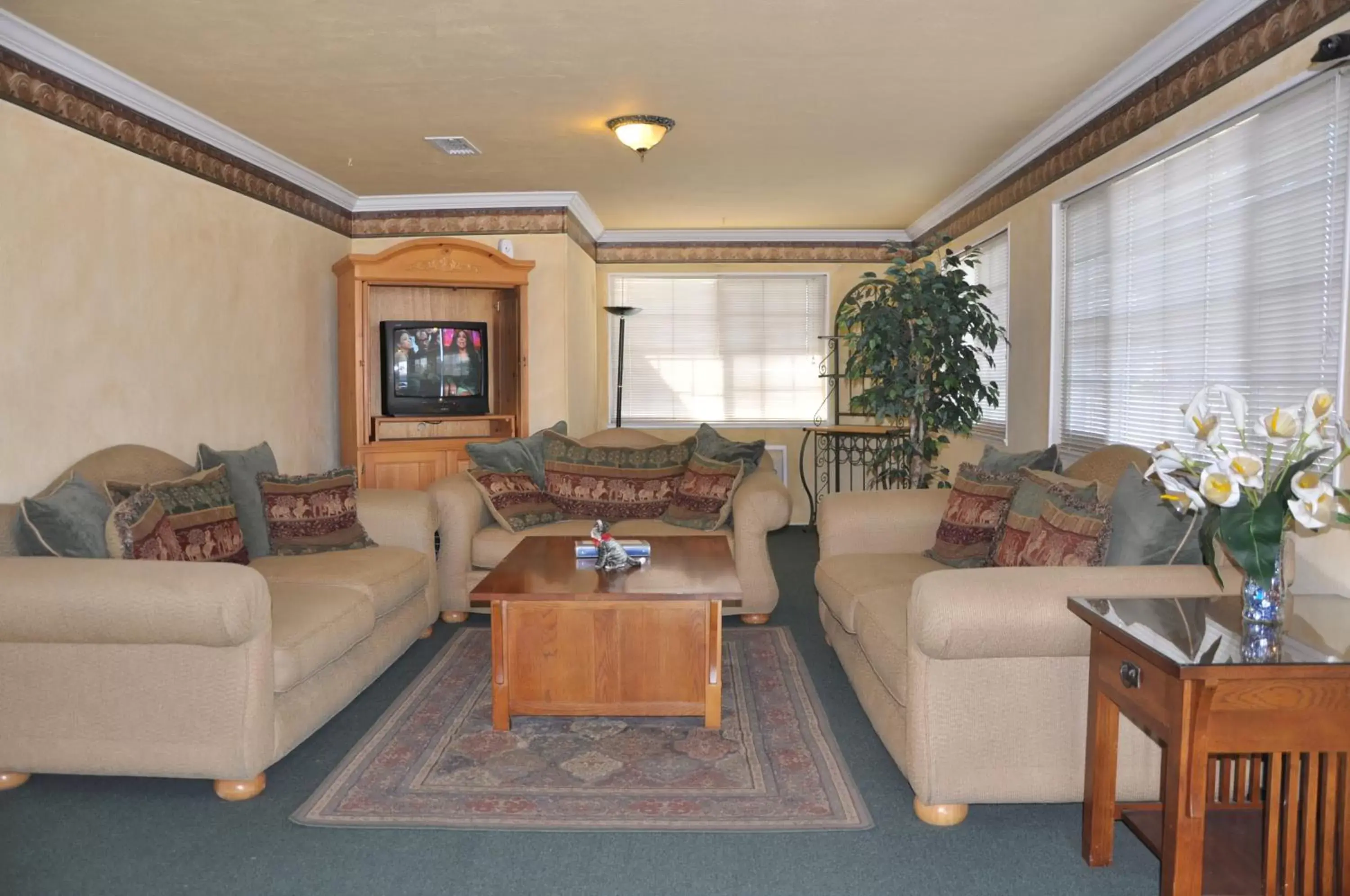 Lobby or reception, Seating Area in Travelers Inn Manteca