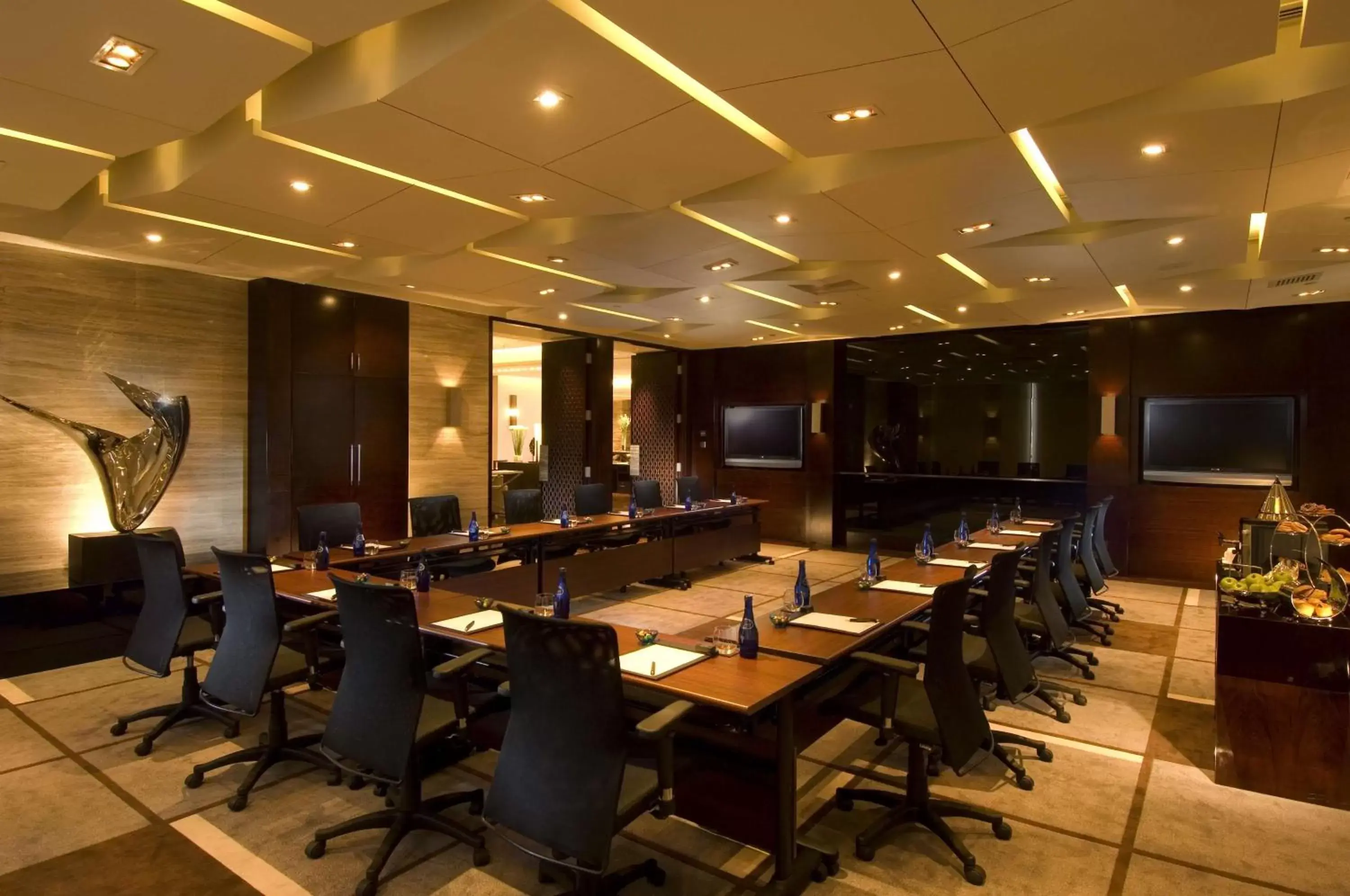 Meeting/conference room, Restaurant/Places to Eat in Hilton Beijing Wangfujing