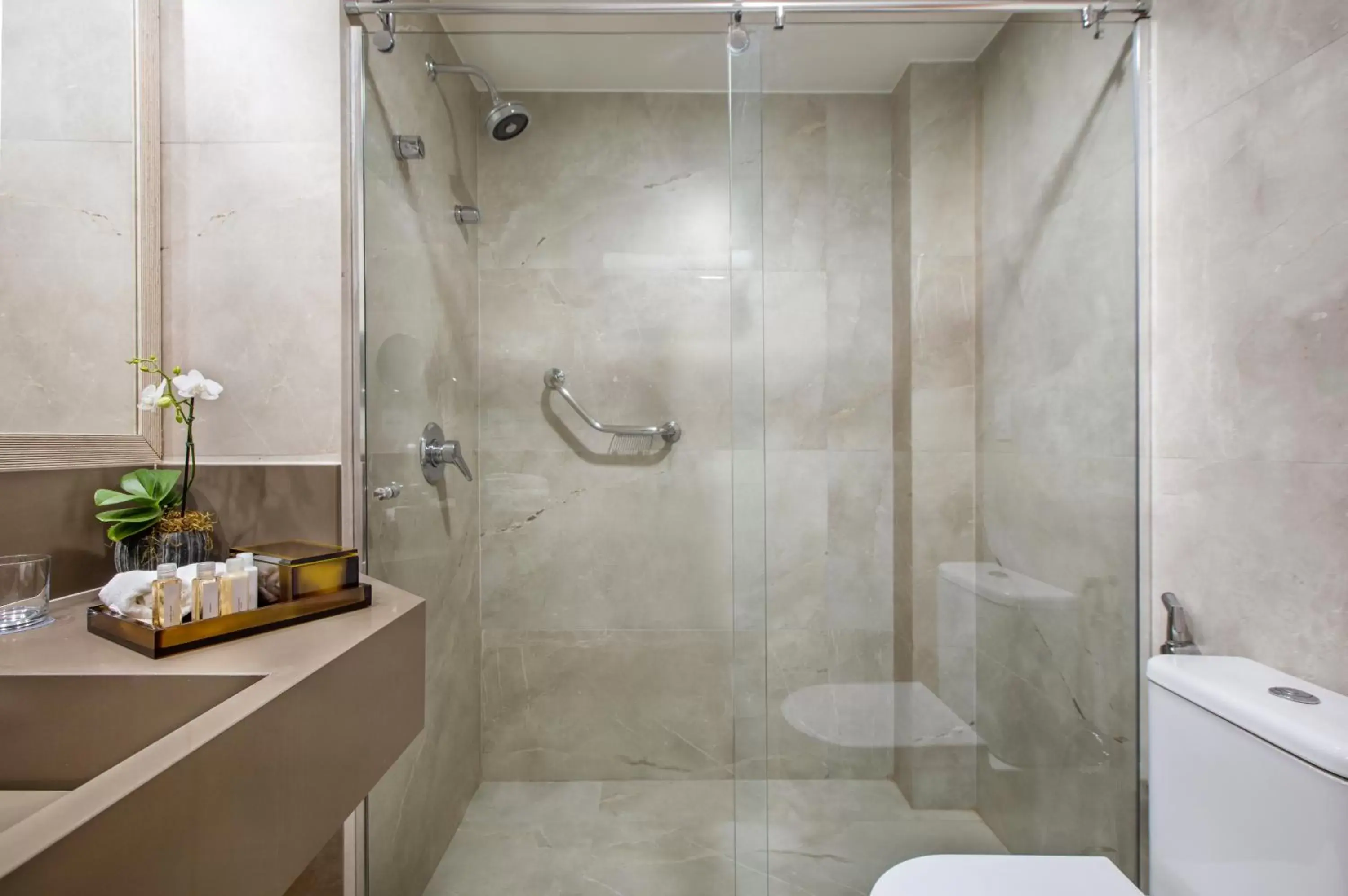 Shower, Bathroom in Brasil 21 Suites Affiliated by Meliá