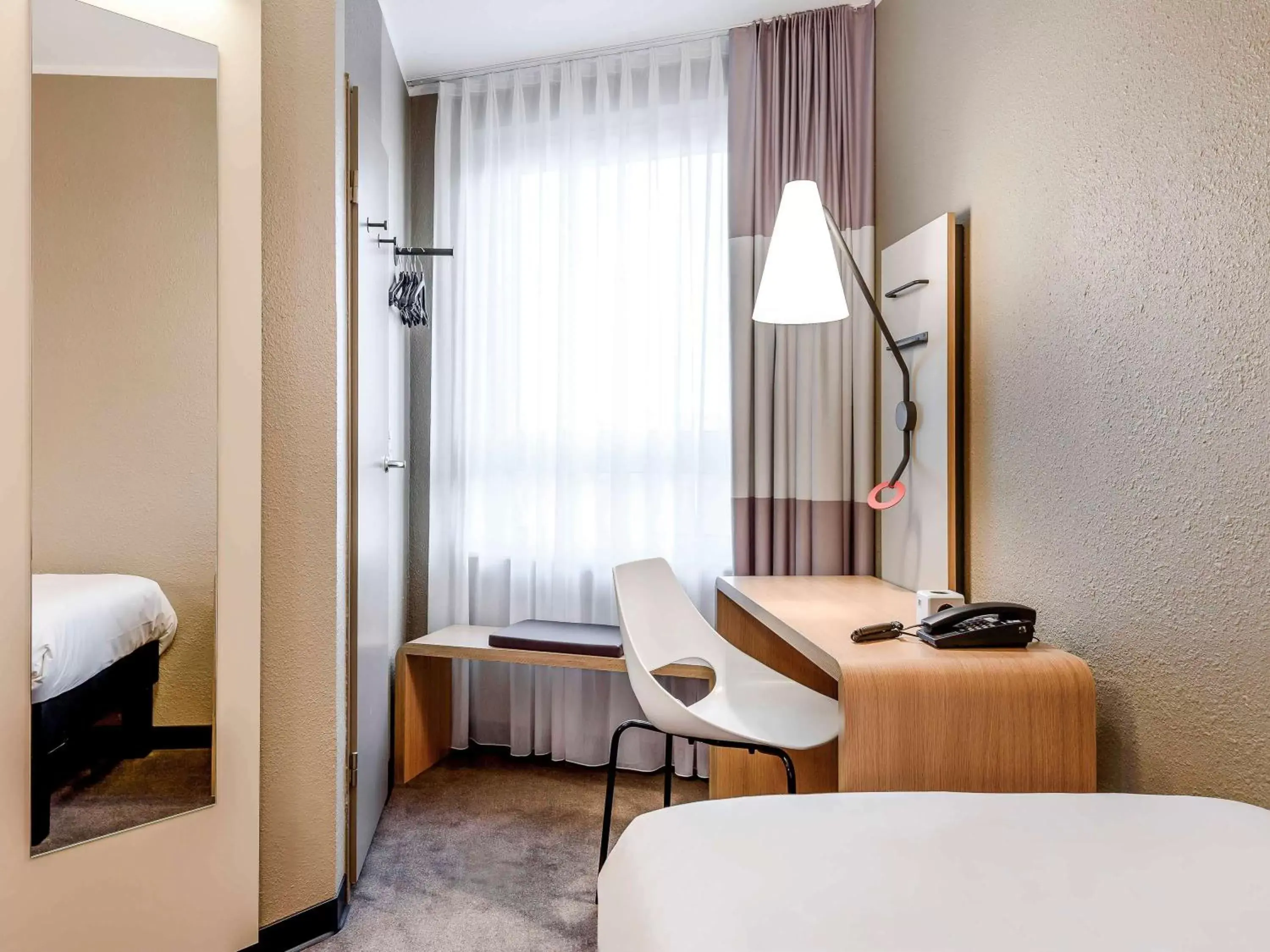 Photo of the whole room, Bed in ibis Frankfurt Centrum Photo of the whole room, Bed in ibis Frankfurt Centrum