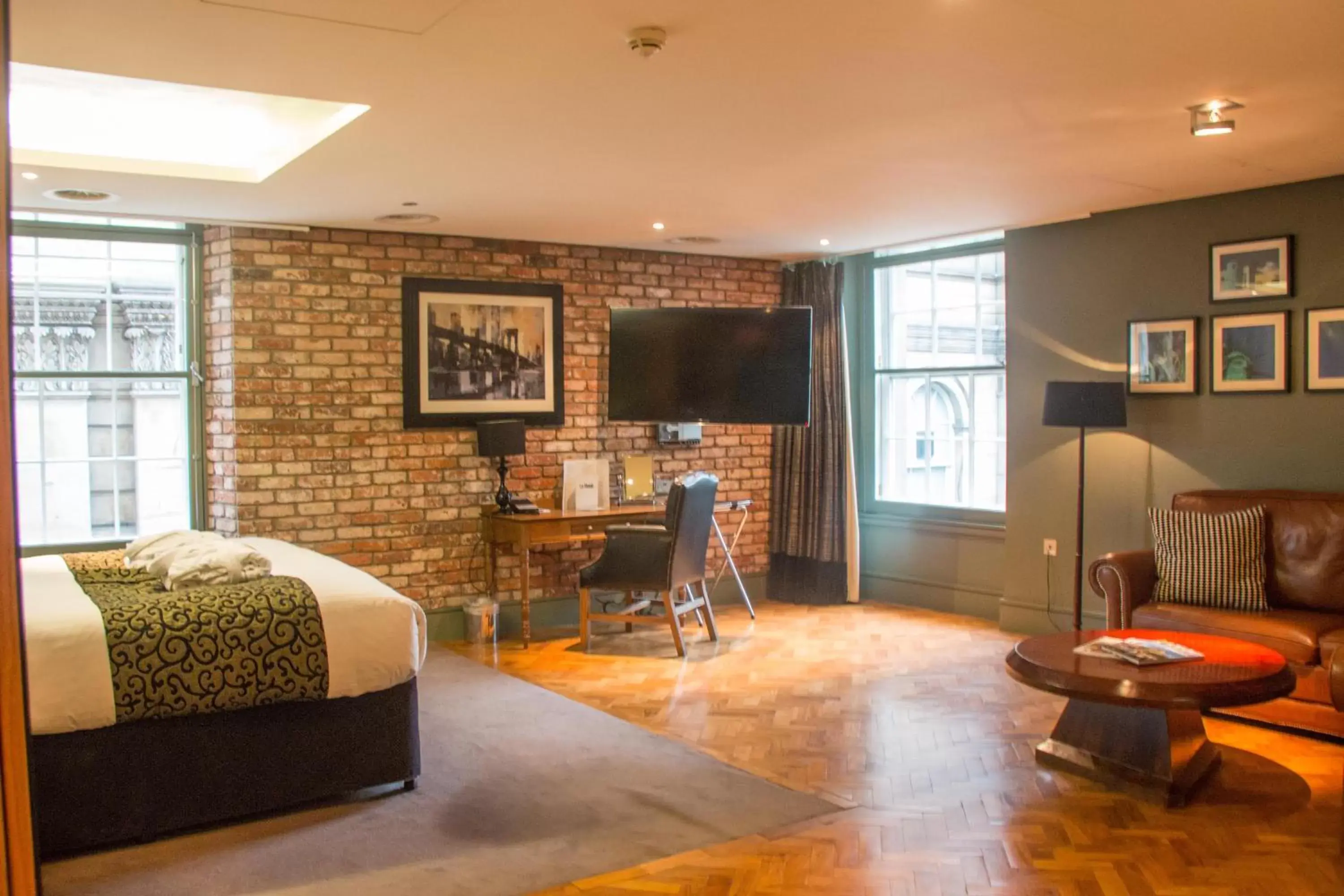 Bedroom, Seating Area in Le Monde Hotel