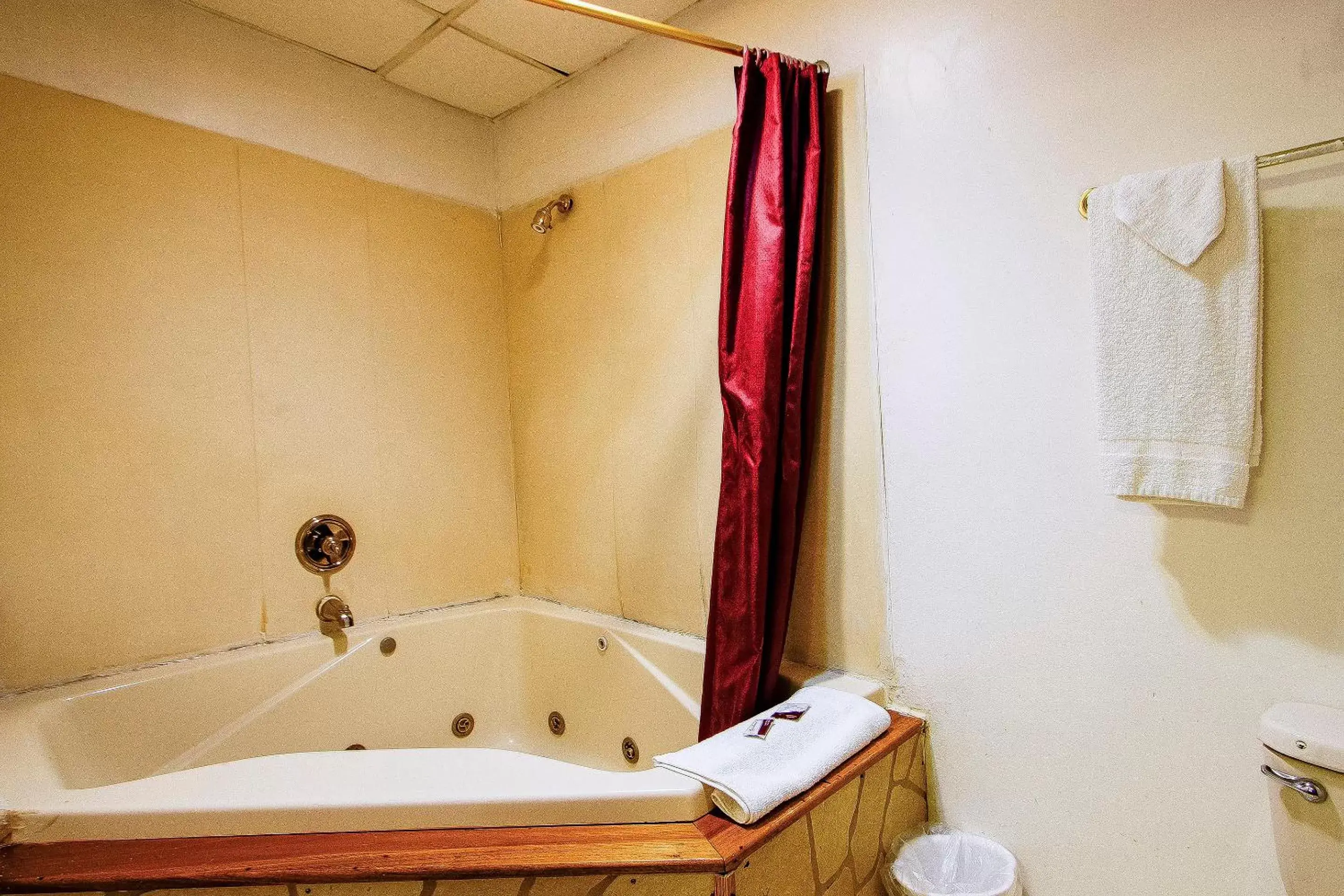 Hot Tub, Bathroom in OYO Hotel Chapmanville Inn, WV - Hwy 119