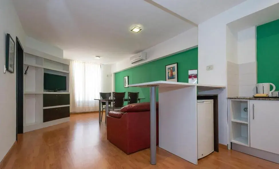 Kitchen/Kitchenette in Urquiza Apart Hotel & Suites