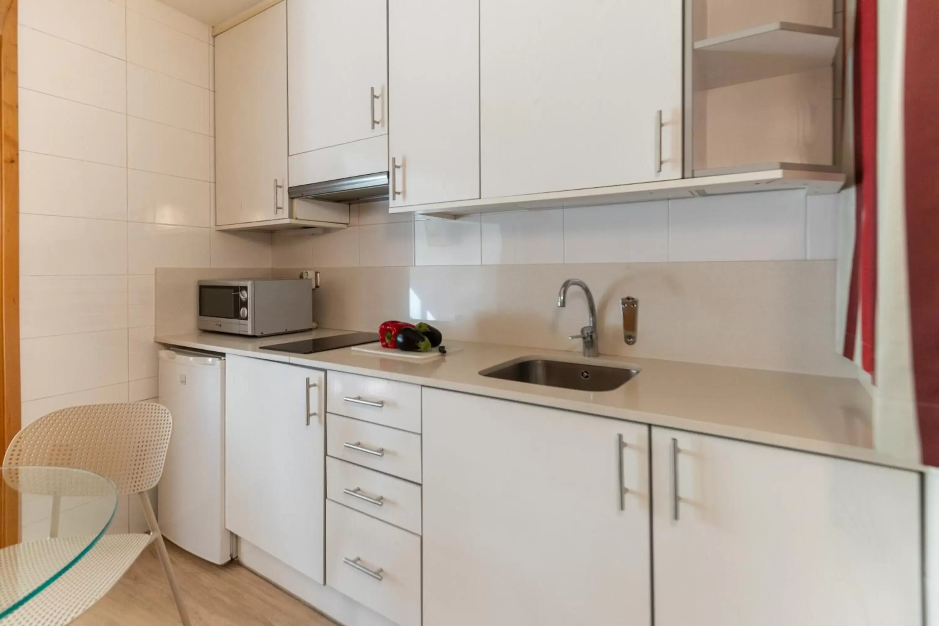 Kitchen or kitchenette, Kitchen/Kitchenette in Atica Apartments - by Weflating
