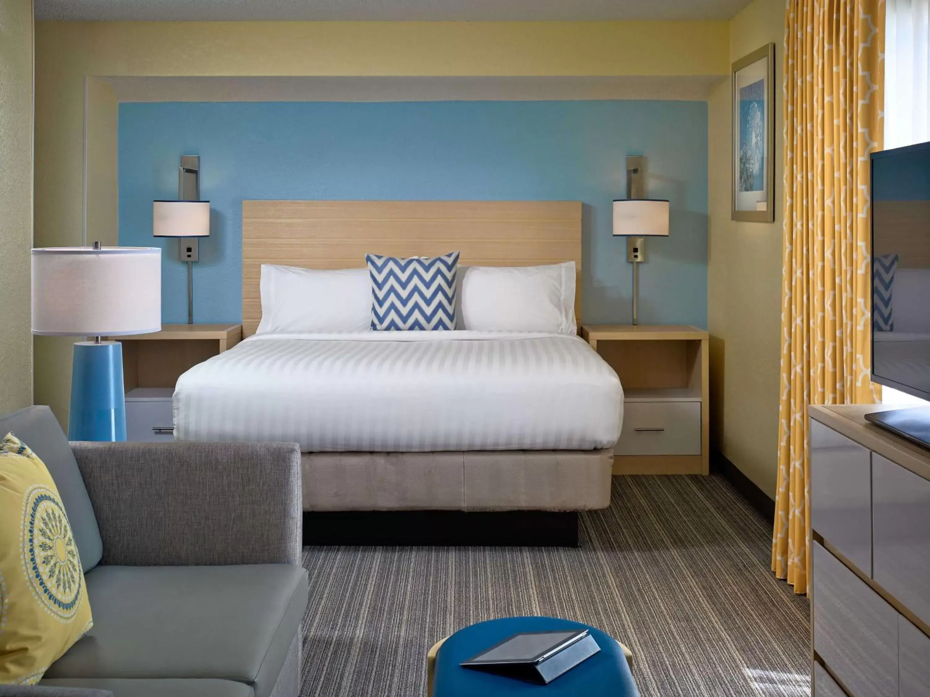 Photo of the whole room, Bed in Sonesta ES Suites Minneapolis-St. Paul Airport