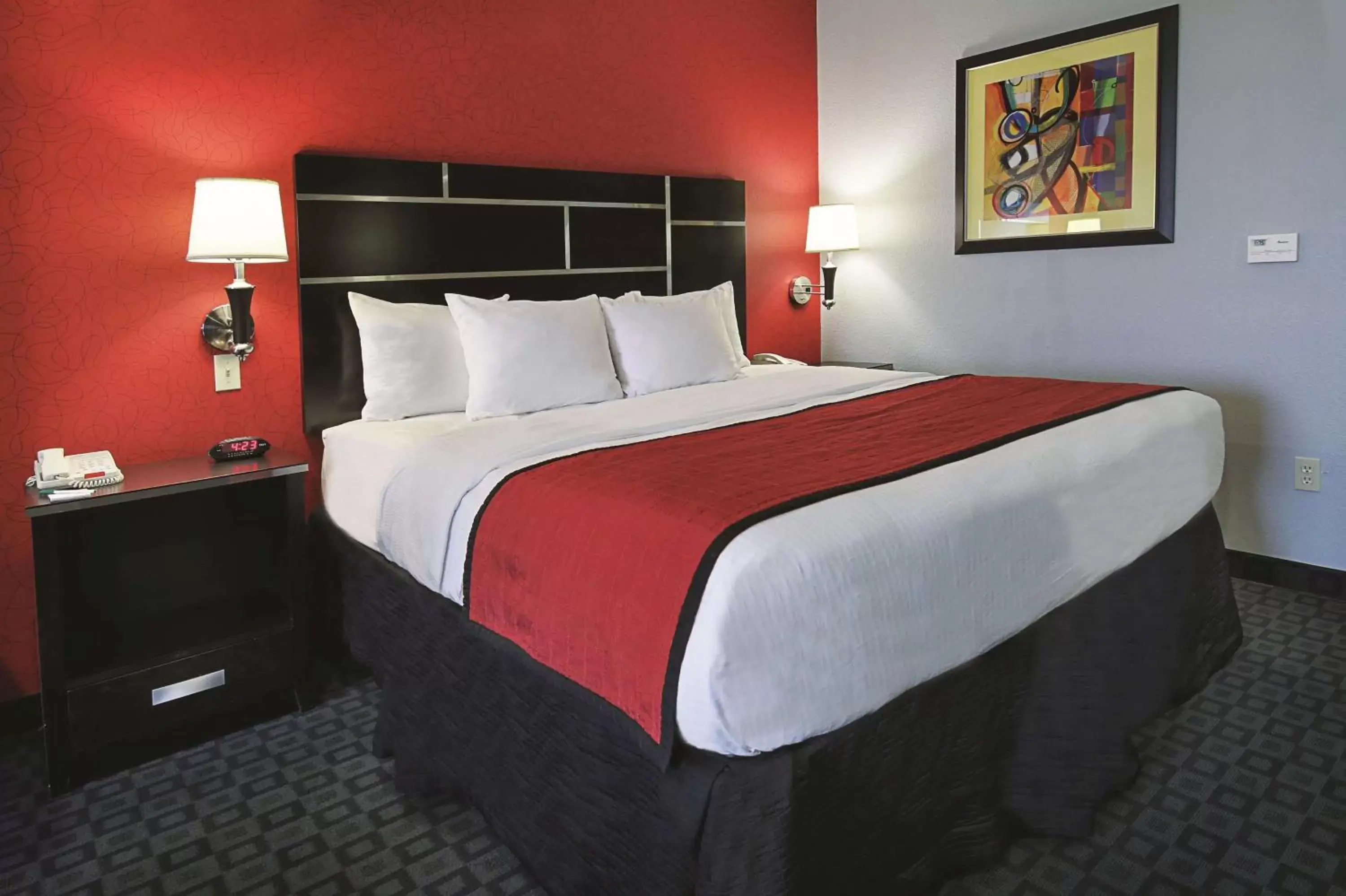 Bed in La Quinta Inn & Suites by Wyndham South Dallas - Hutchins