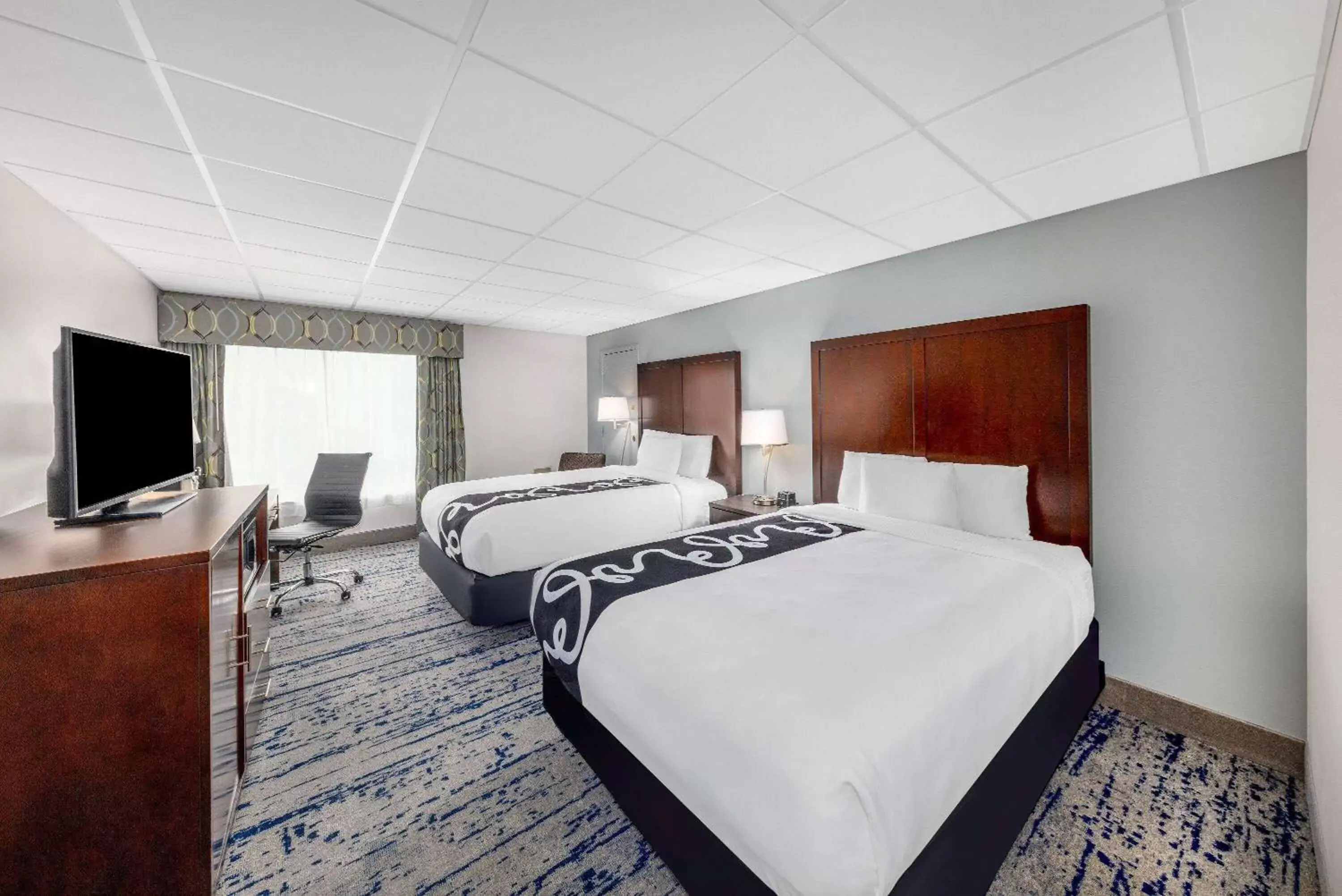 Photo of the whole room, Bed in La Quinta Inn by Wyndham Lynnwood