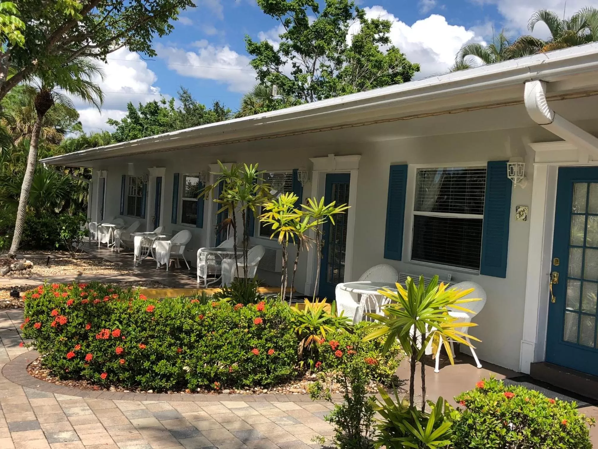 Property building in Marco Island Lakeside Inn