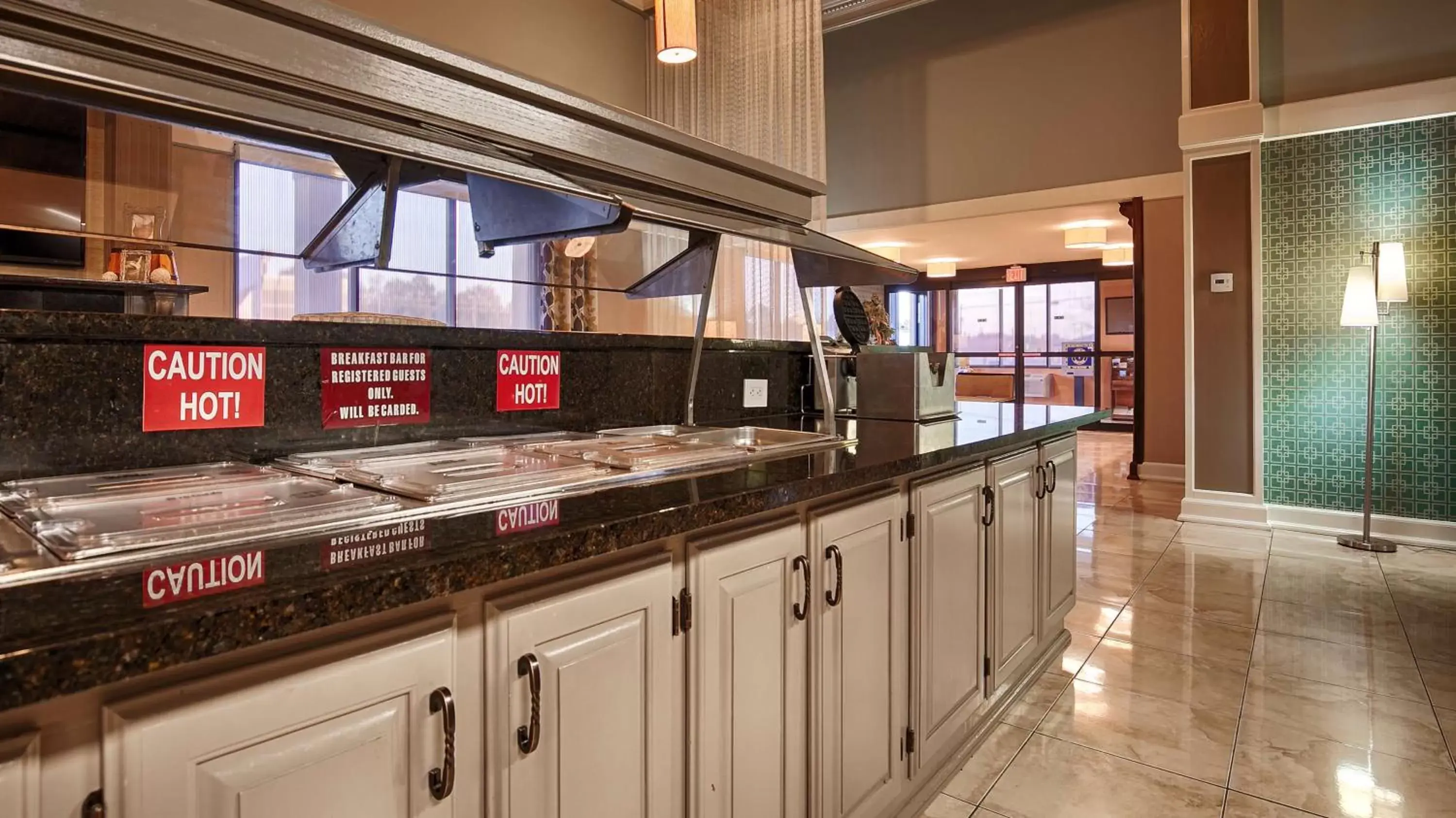 Restaurant/places to eat, Kitchen/Kitchenette in Best Western Executive Suites