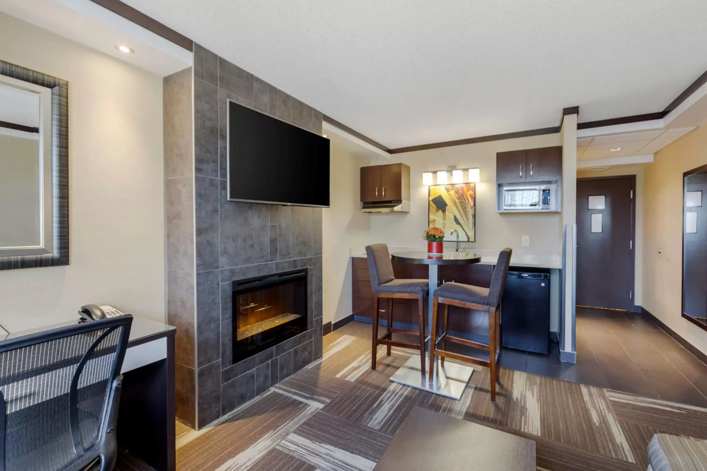 Bedroom, TV/Entertainment Center in Best Western Plus Edmonton Airport Hotel